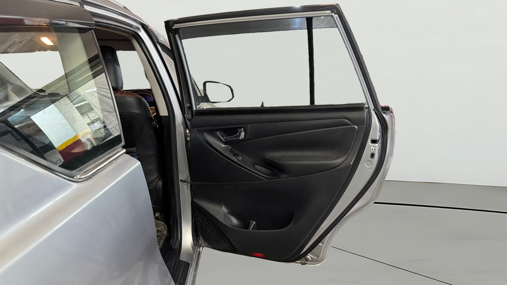 View 2020 Toyota Innova Crysta 2.7 GX AT 7-Seater BS IV Image 7 Used 2020 Toyota Innova Crysta 2.7 GX AT 7-Seater BS IV Image 7
