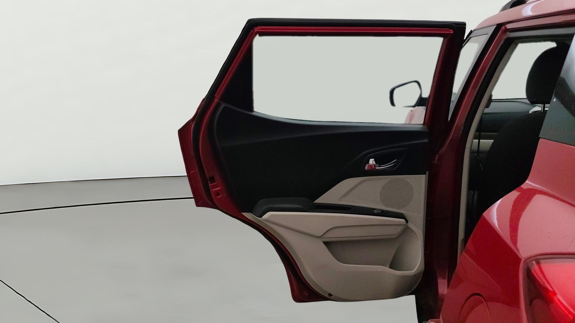 View 2019 Mahindra XUV300 W4 Petrol BS IV Image 15 Used 2019 Mahindra XUV300 W4 Petrol BS IV Image 15