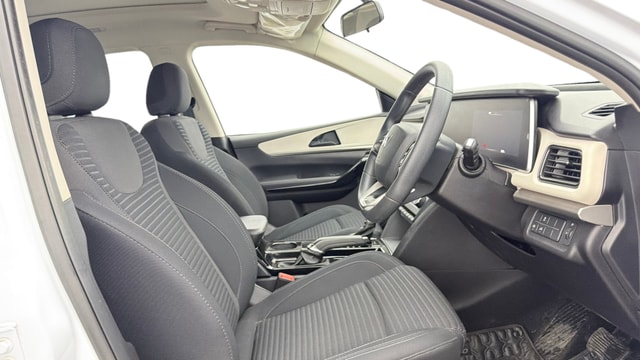 View Mahindra XUV700 Image 28 Used Mahindra XUV700 Image 28