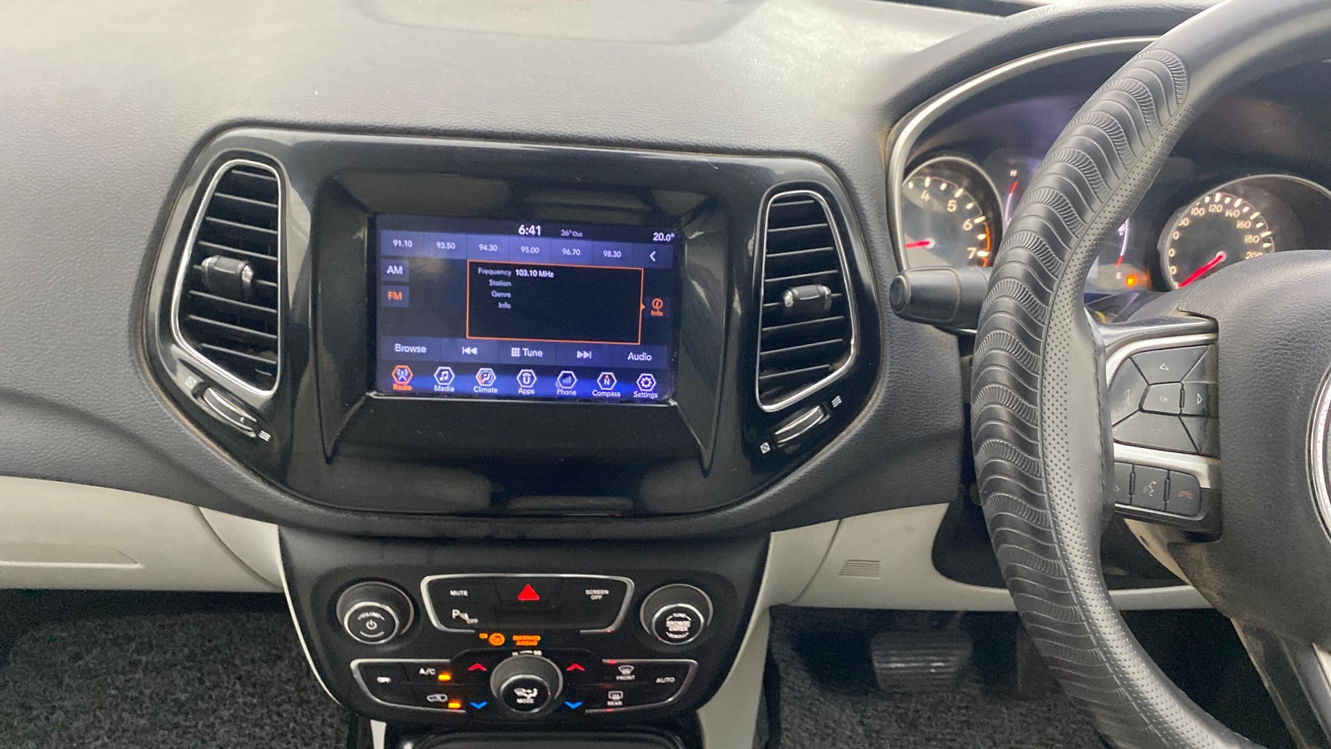View 2017 Jeep Compass Limited 1.4 Multi AIR Petrol DDCT AT BS IV Image 17 Used 2017 Jeep Compass Limited 1.4 Multi AIR Petrol DDCT AT BS IV Image 17