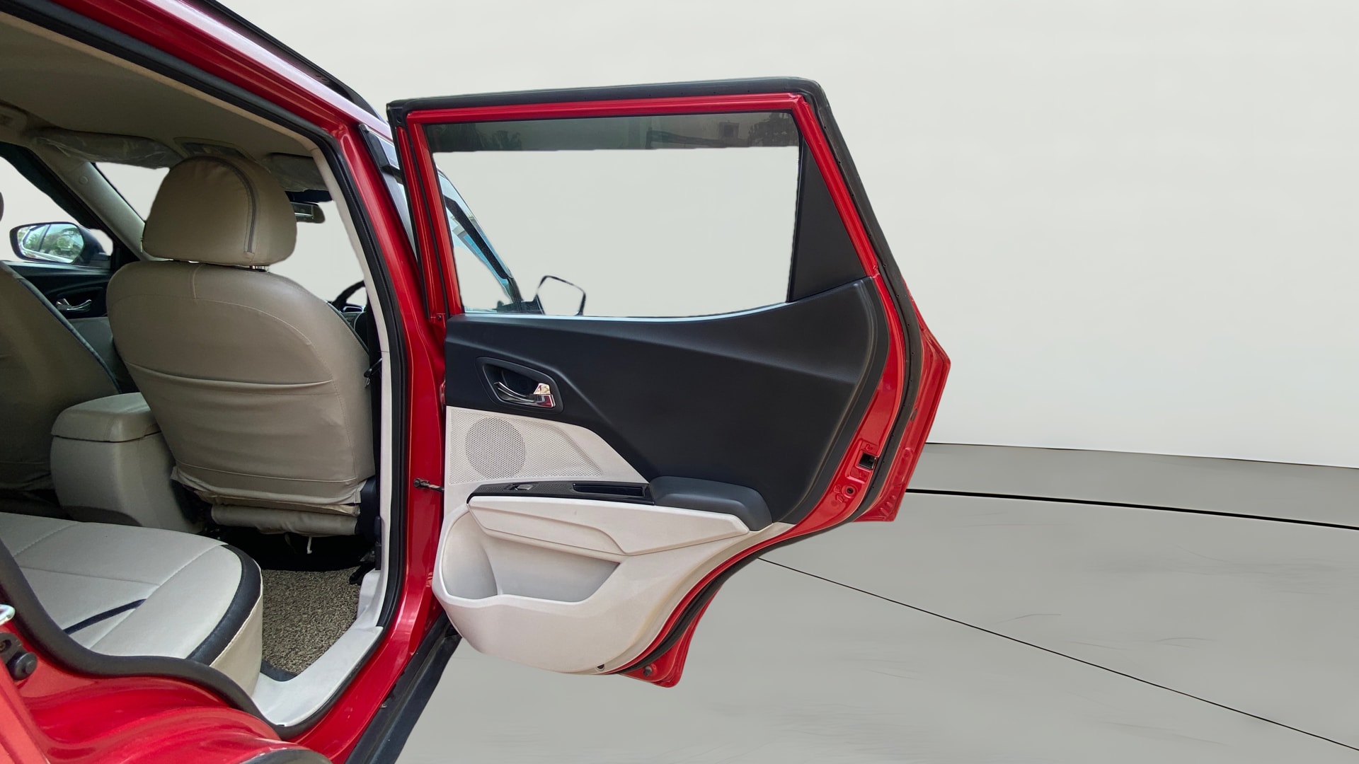View 2019 Mahindra XUV300 W4 Petrol BS IV Image 6 Used 2019 Mahindra XUV300 W4 Petrol BS IV Image 6