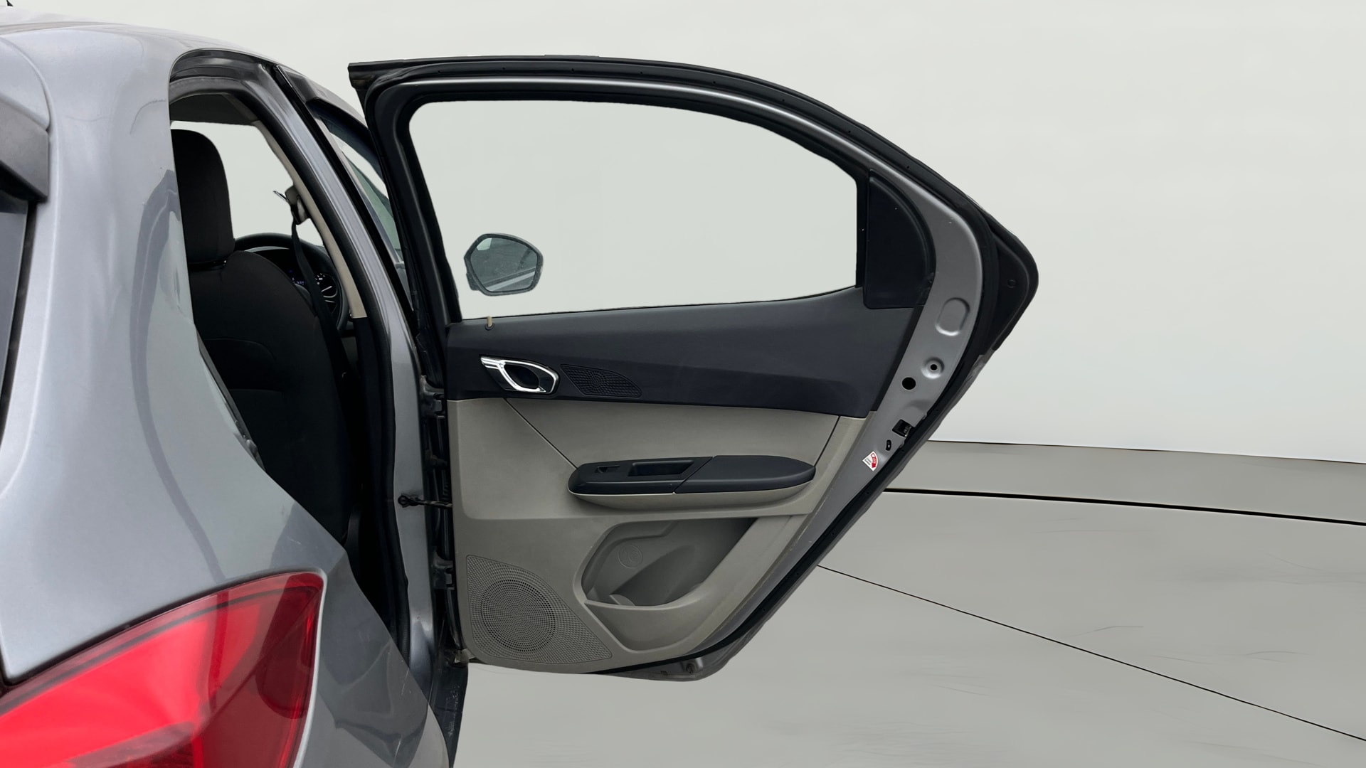 View 2019 Tata Tiago Revotorq XB Image 5 Used 2019 Tata Tiago Revotorq XB Image 5