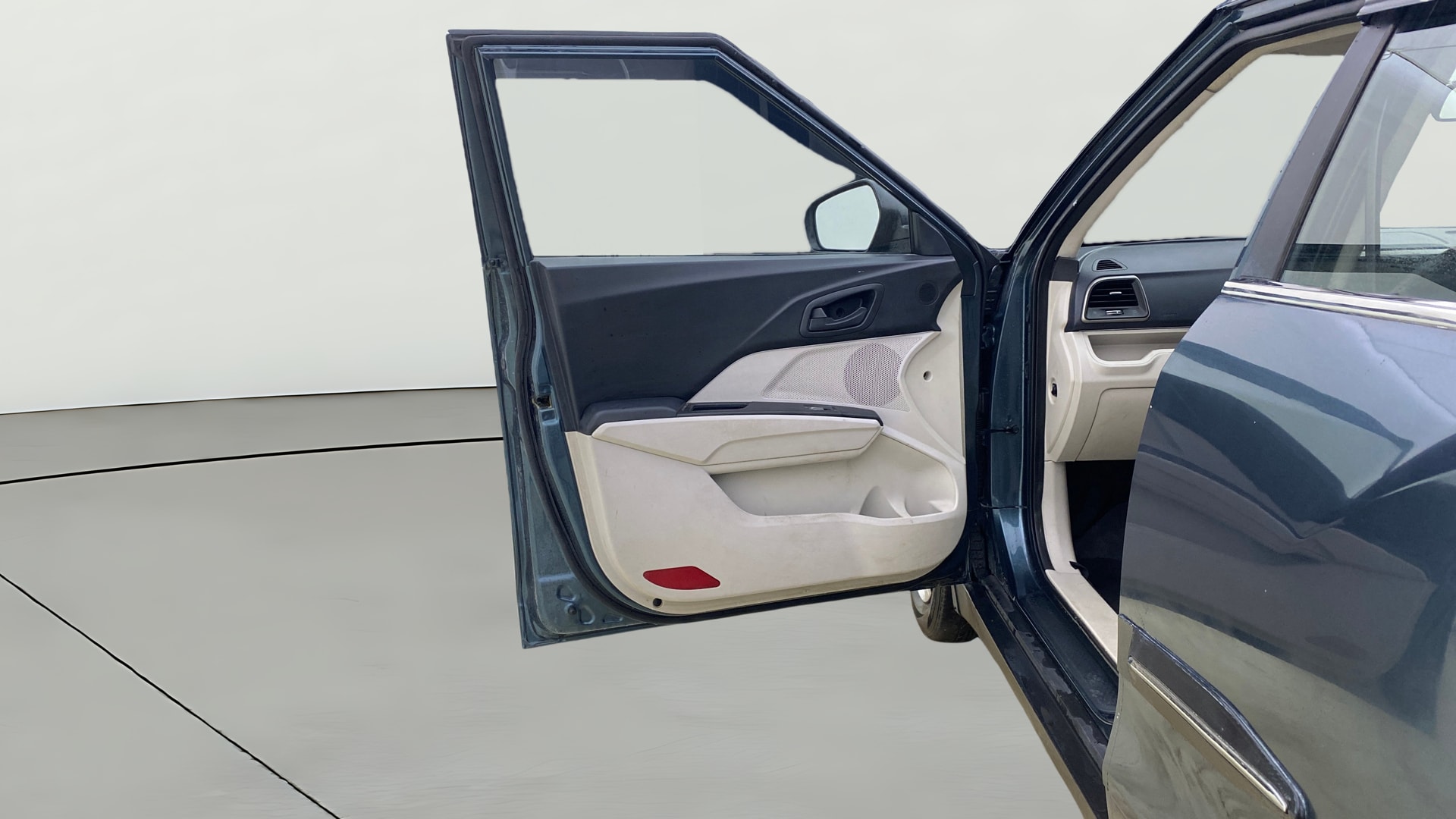 View 2022 Mahindra XUV300 W4 Petrol BS IV Image 31 Used 2022 Mahindra XUV300 W4 Petrol BS IV Image 31