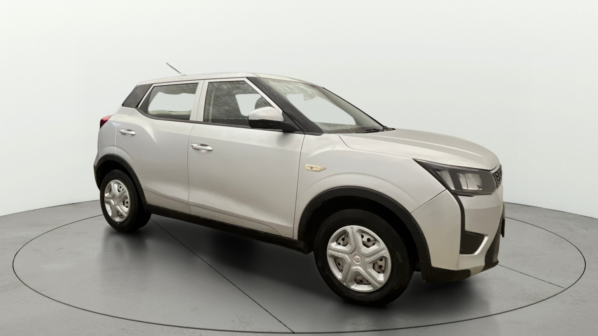 View 2021 Mahindra XUV300 W4 Petrol BS IV Image 13 Used 2021 Mahindra XUV300 W4 Petrol BS IV Image 13