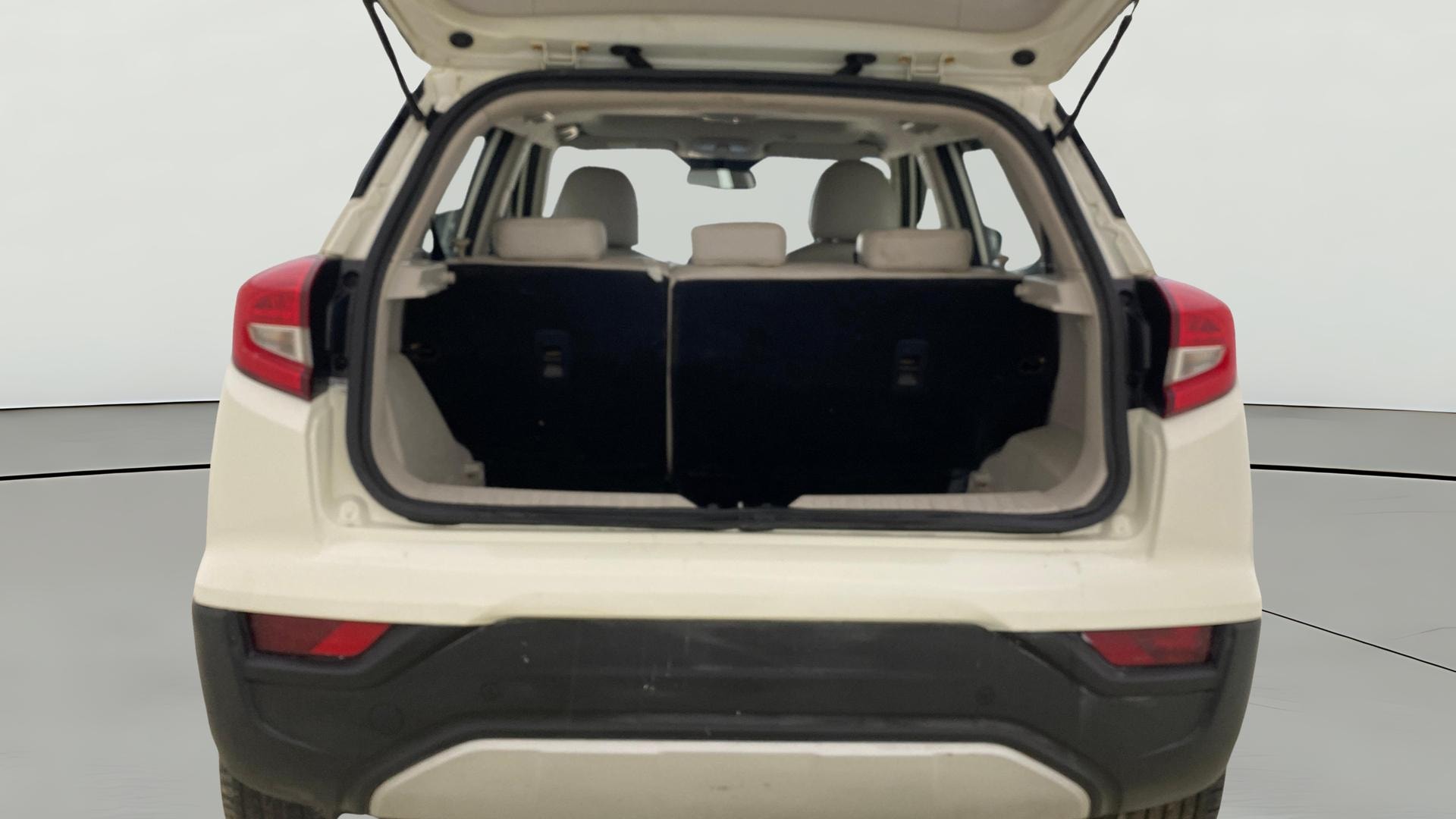 View 2022 Mahindra XUV300 W4 Petrol BS IV Image 40 Used 2022 Mahindra XUV300 W4 Petrol BS IV Image 40