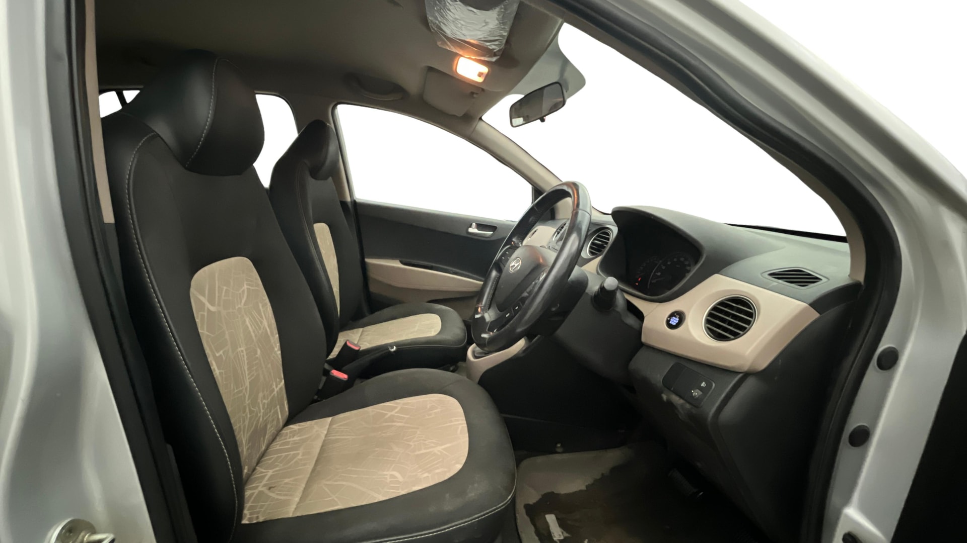 View 2015 Hyundai Grand i10 Asta AT 1.2 Kappa VTVT Image 16 Used 2015 Hyundai Grand i10 Asta AT 1.2 Kappa VTVT Image 16