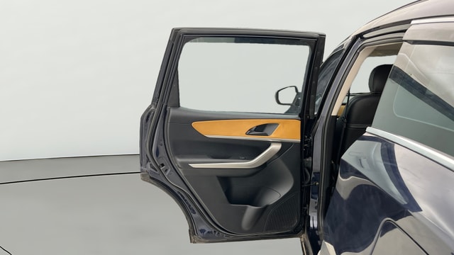 View Mahindra XUV700 Image 22 Used Mahindra XUV700 Image 22