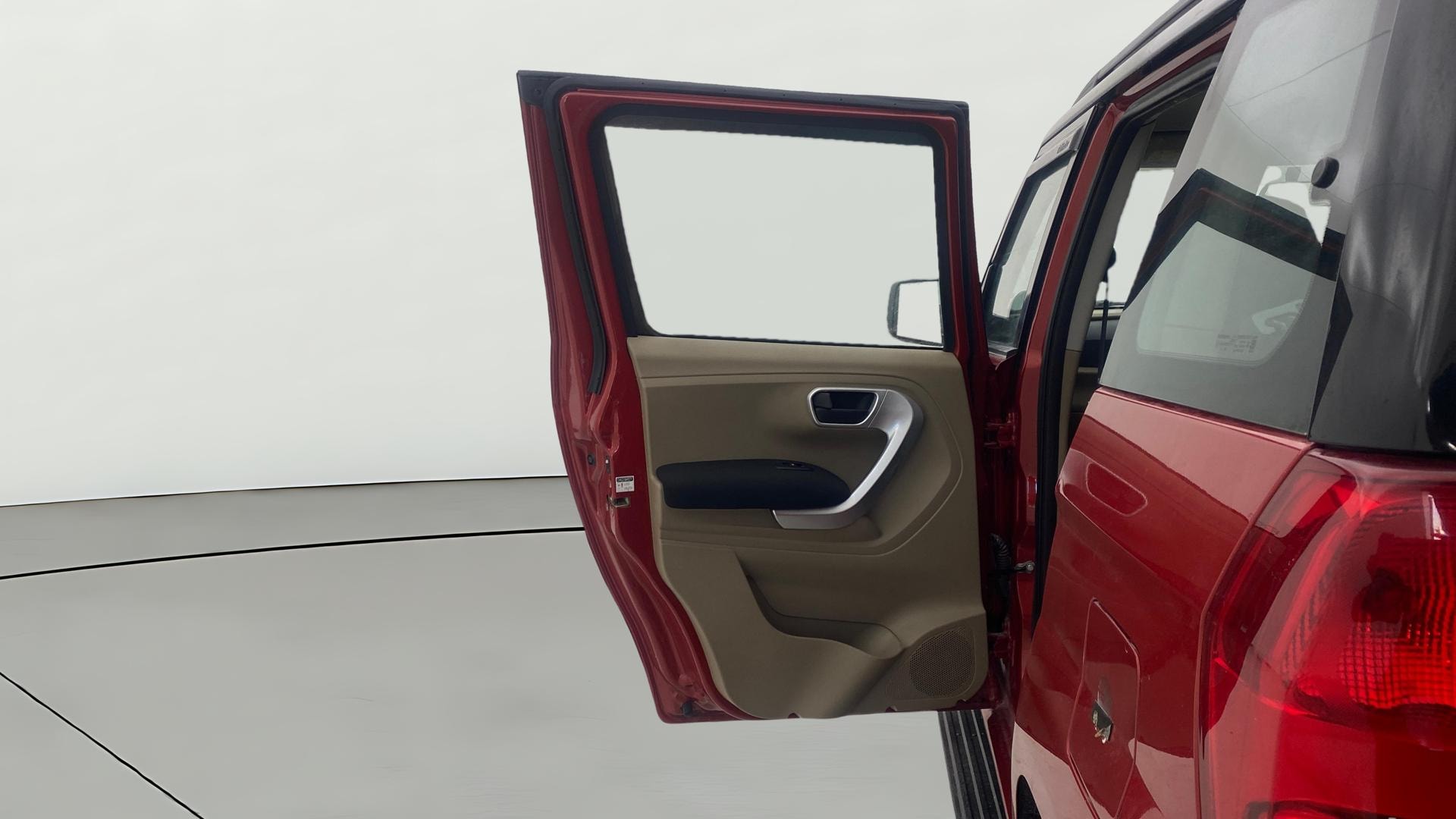 View 2018 Mahindra TUV300 T10 100HP Image 22 Used 2018 Mahindra TUV300 T10 100HP Image 22