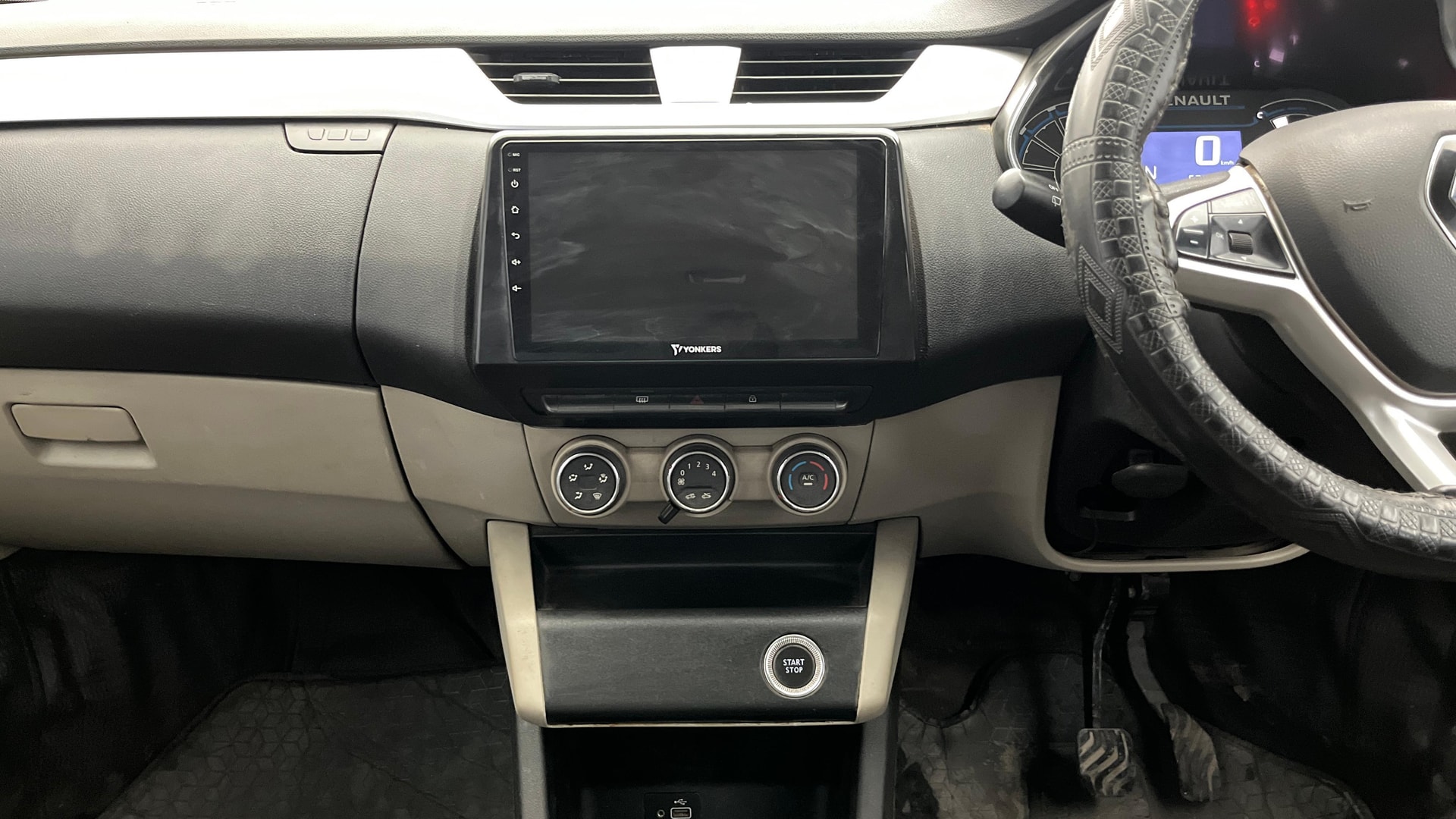 View 2021 Renault Triber RXZ AMT Image 18 Used 2021 Renault Triber RXZ AMT Image 18