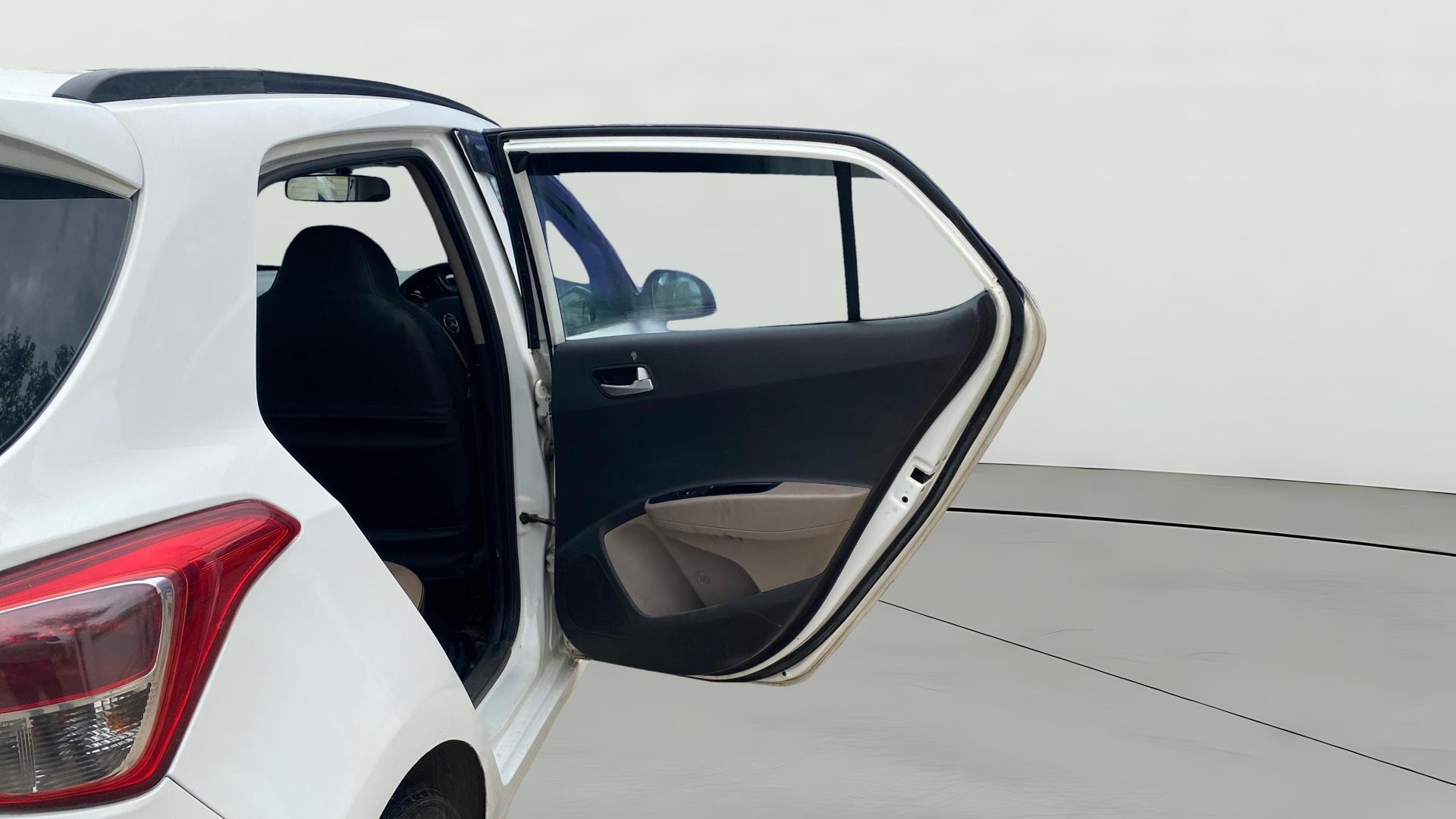 View 2019 Hyundai Grand i10 Sportz 1.2 Kappa Image 7 Used 2019 Hyundai Grand i10 Sportz 1.2 Kappa Image 7
