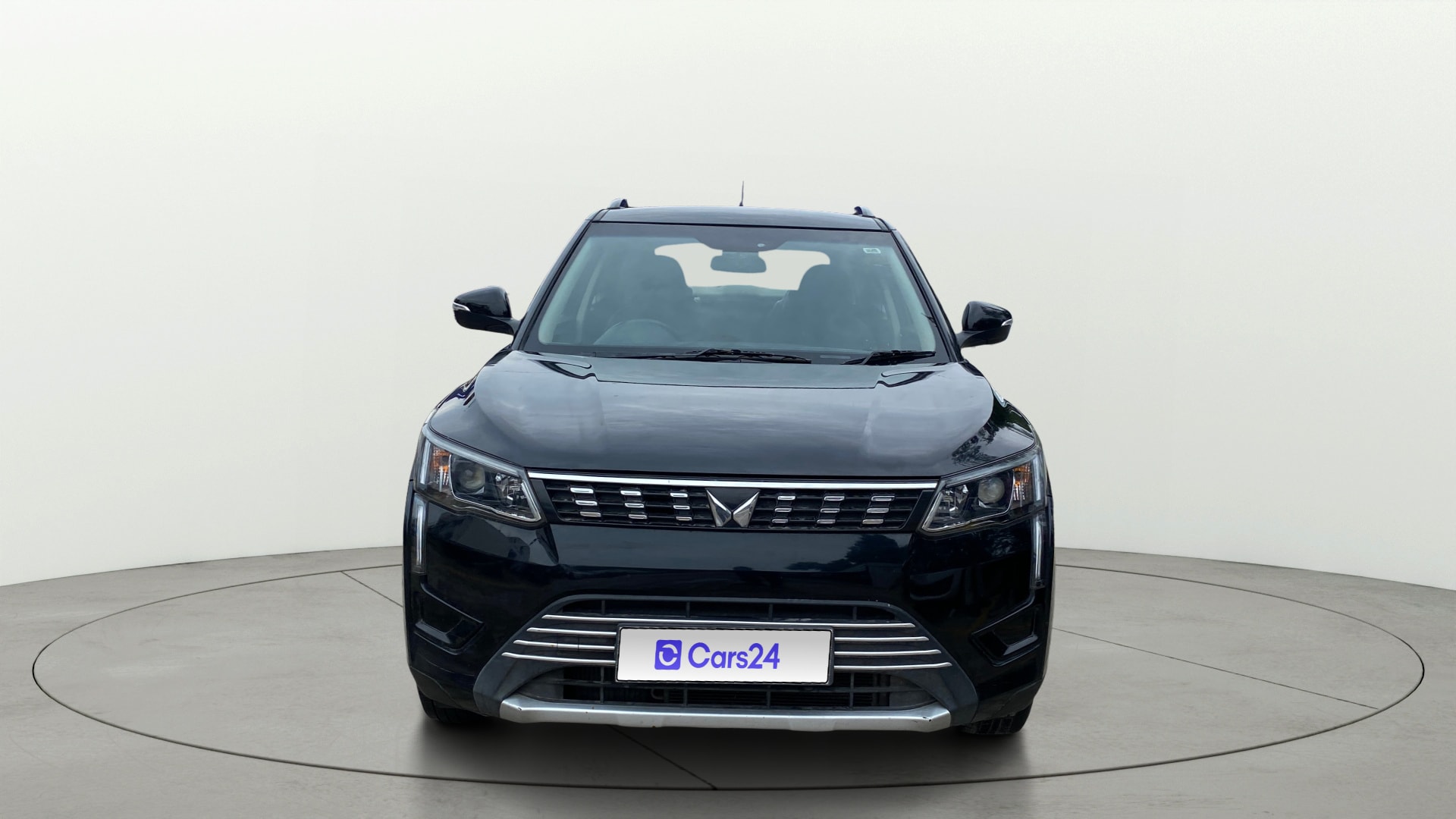 View 2023 Mahindra XUV300 W4 Petrol BS IV Image 1 Used 2023 Mahindra XUV300 W4 Petrol BS IV Image 1