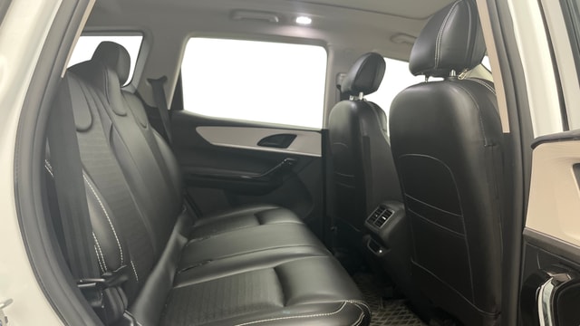 View Mahindra XUV700 Image 36 Used Mahindra XUV700 Image 36