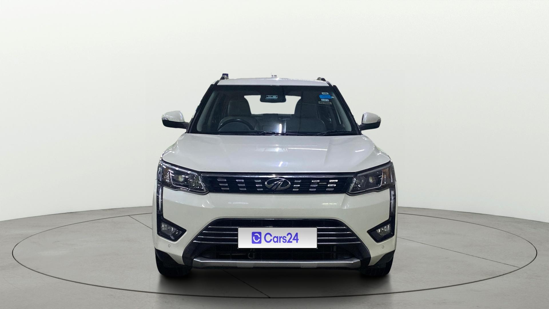 View 2021 Mahindra XUV300 W4 Petrol BS IV Image 1 Used 2021 Mahindra XUV300 W4 Petrol BS IV Image 1
