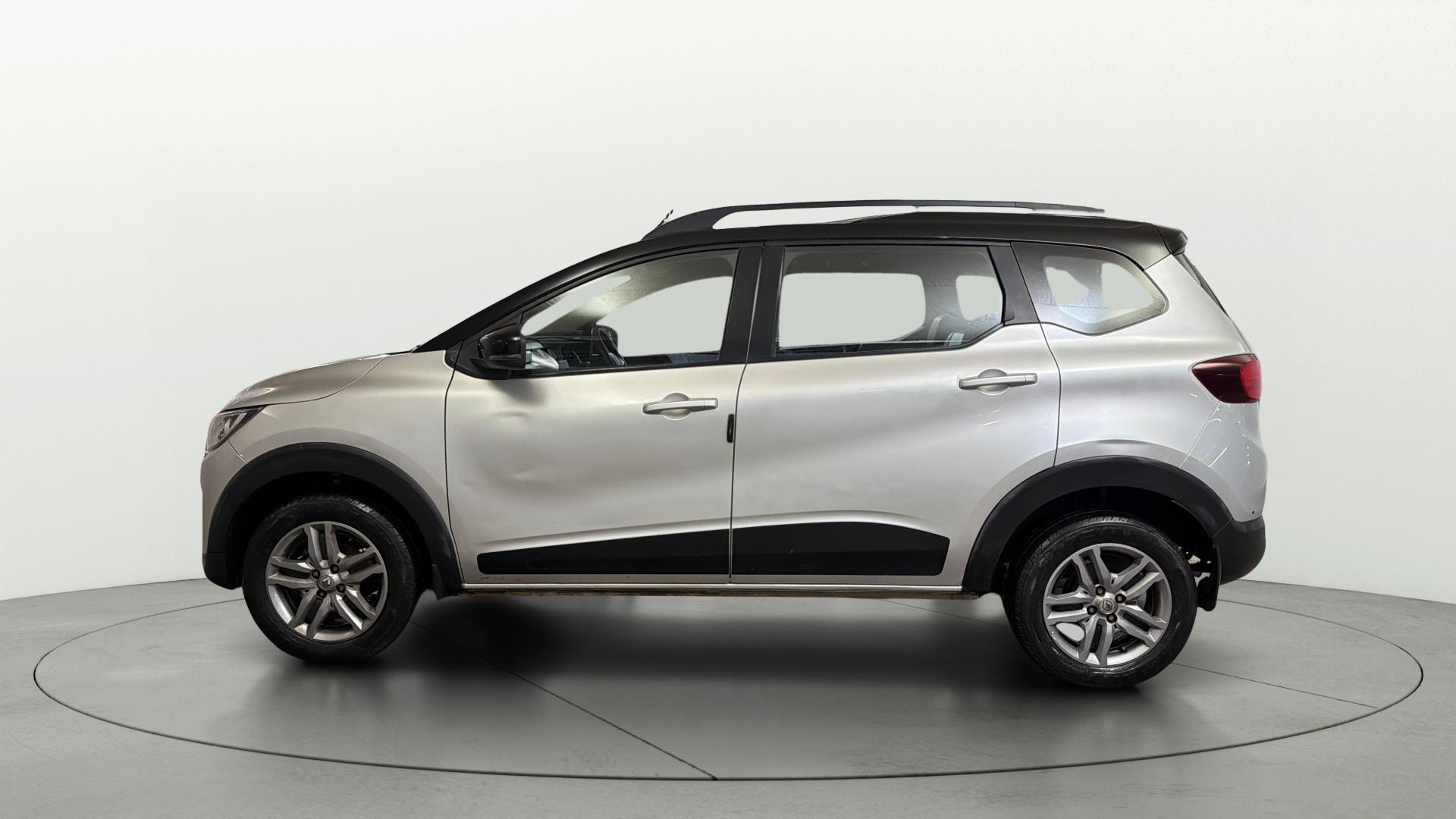 View 2022 Renault Triber RXZ AMT Dual Tone Image 27 Used 2022 Renault Triber RXZ AMT Dual Tone Image 27