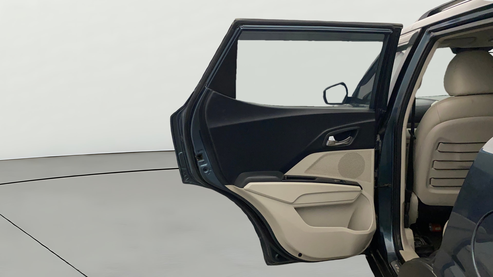 View 2019 Mahindra XUV300 W4 Petrol BS IV Image 16 Used 2019 Mahindra XUV300 W4 Petrol BS IV Image 16