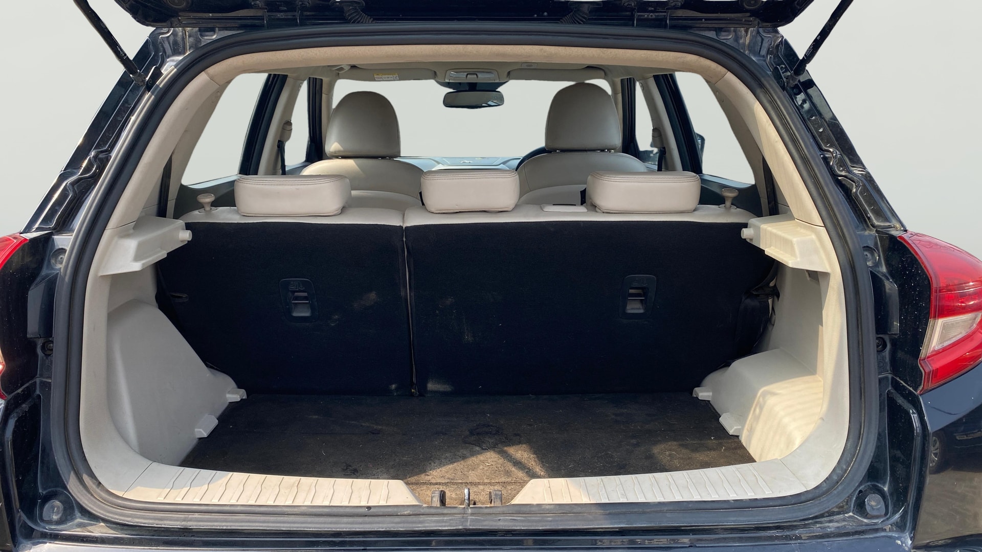 View 2019 Mahindra XUV300 W4 Petrol BS IV Image 40 Used 2019 Mahindra XUV300 W4 Petrol BS IV Image 40
