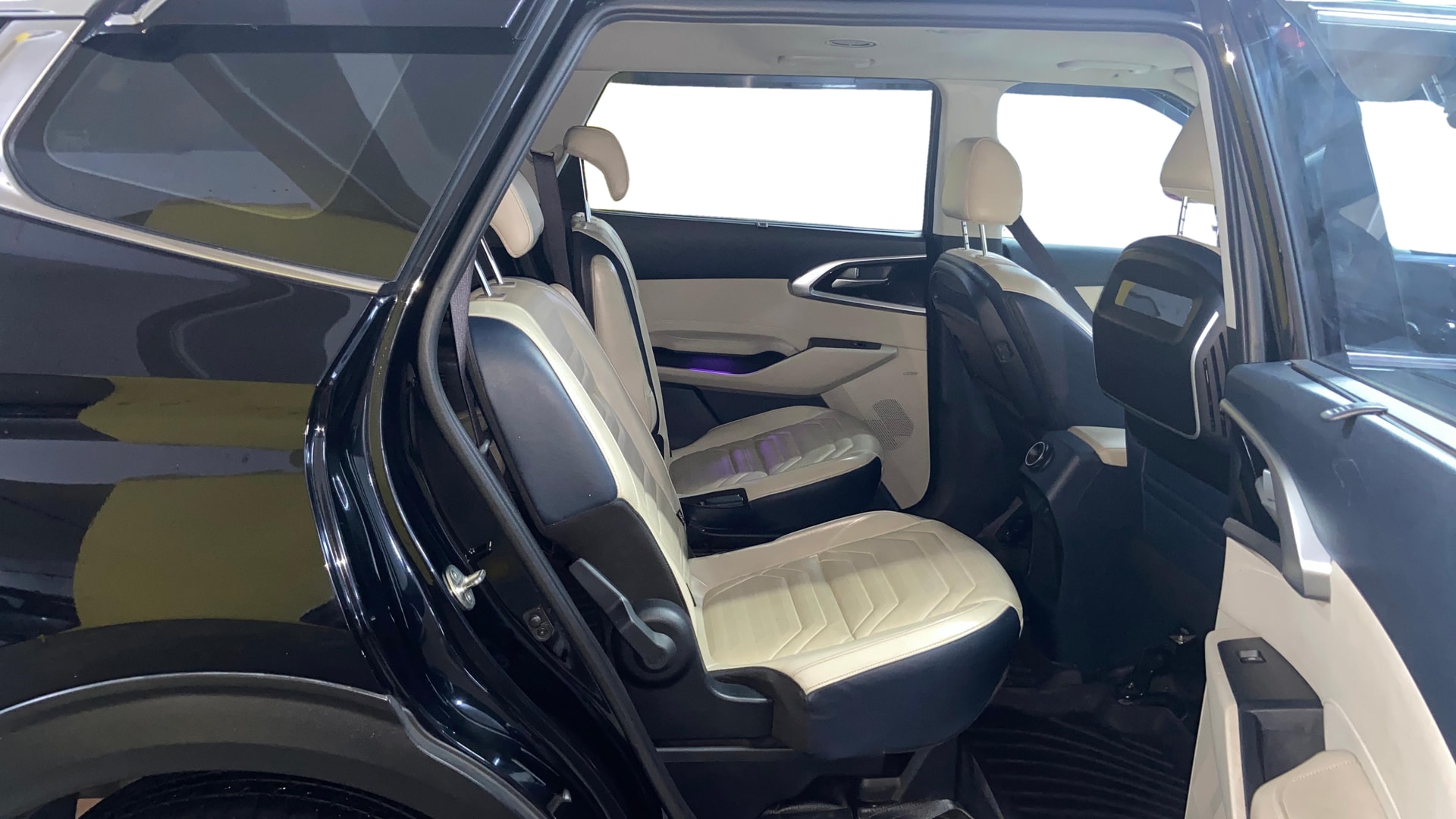 View 2022 Kia Carens Luxury Plus 1.5 AT Diesel 6 STR Image 38 Used 2022 Kia Carens Luxury Plus 1.5 AT Diesel 6 STR Image 38