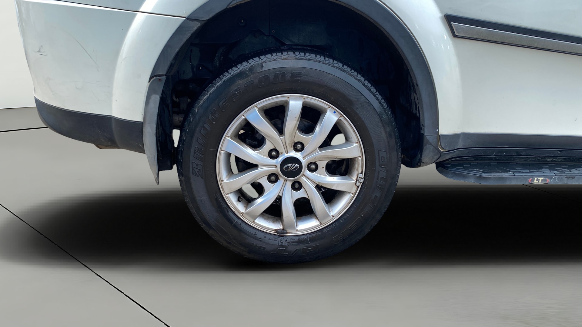 View 2018 Mahindra XUV500 W10 FWD Image 26 Used 2018 Mahindra XUV500 W10 FWD Image 26