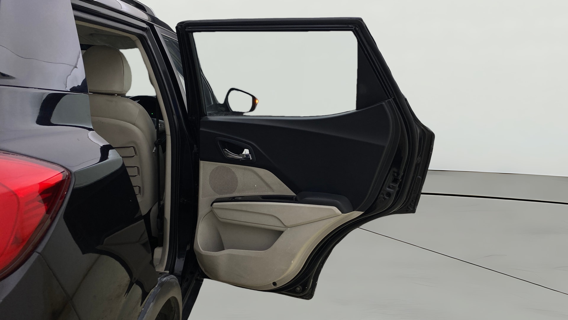 View 2019 Mahindra XUV300 W4 Petrol BS IV Image 6 Used 2019 Mahindra XUV300 W4 Petrol BS IV Image 6