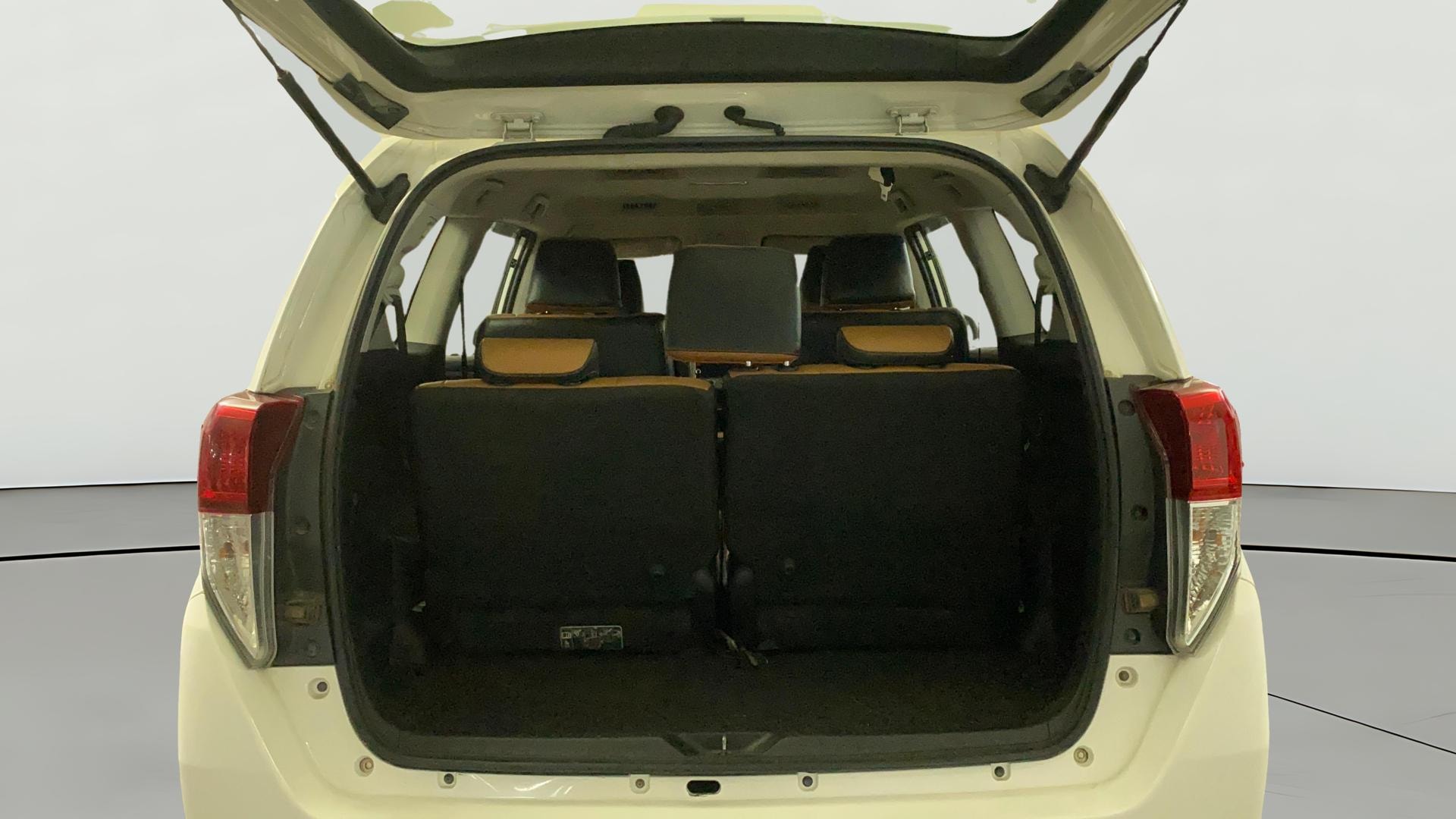 View 2021 Toyota Innova Crysta 2.4 G MT 7-Seater BS IV Image 41 Used 2021 Toyota Innova Crysta 2.4 G MT 7-Seater BS IV Image 41