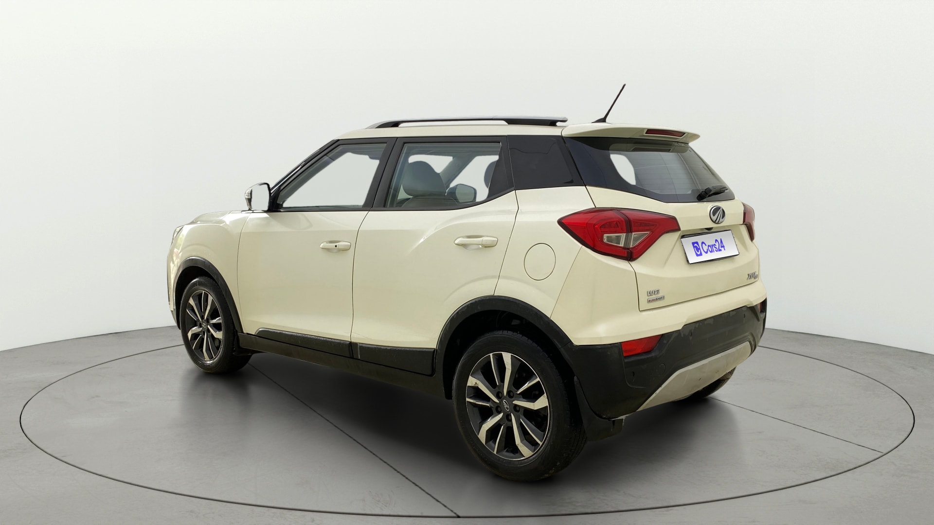 View 2019 Mahindra XUV300 W4 Petrol BS IV Image 2 Used 2019 Mahindra XUV300 W4 Petrol BS IV Image 2