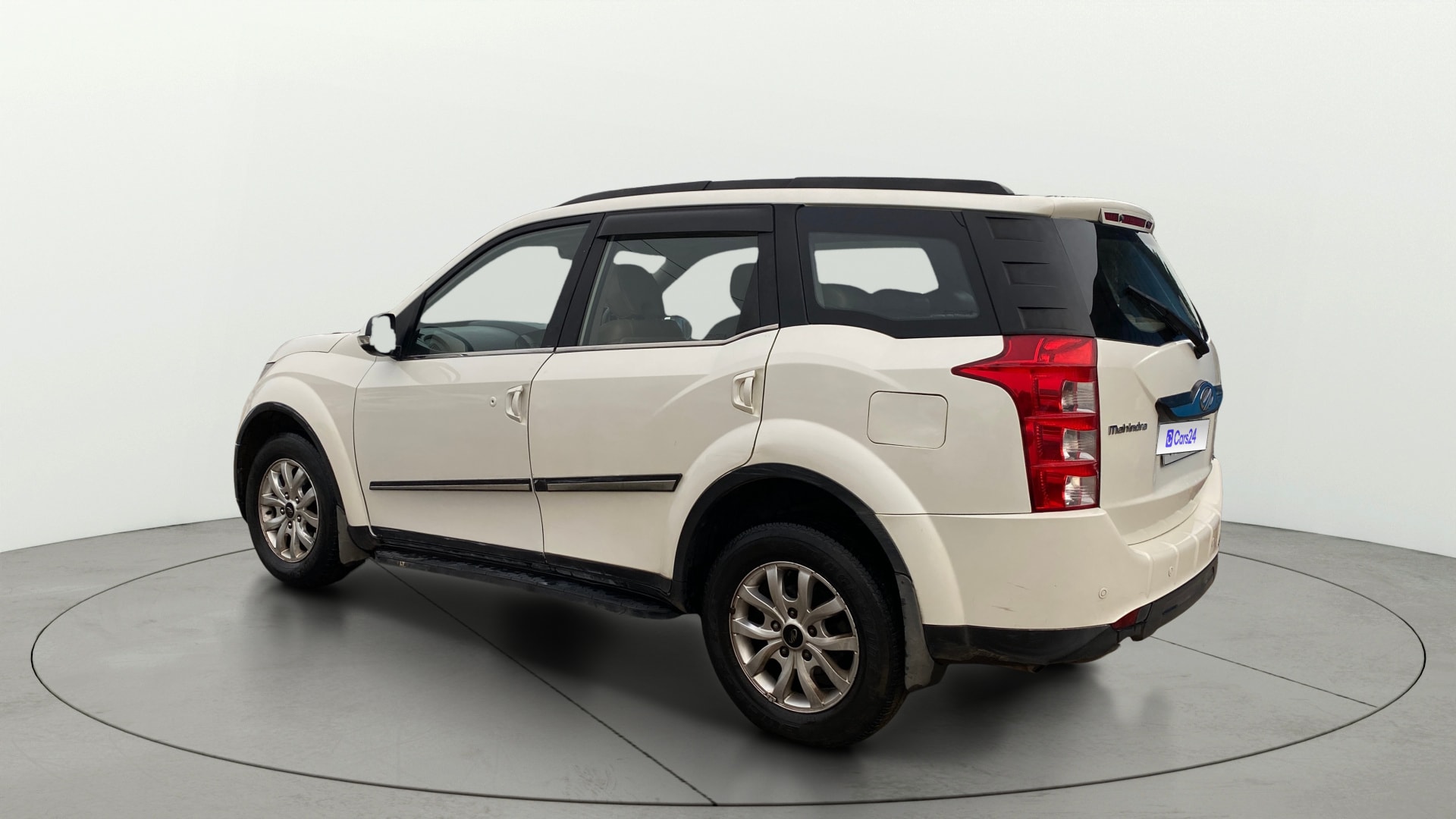 View 2018 Mahindra XUV500 W10 FWD Image 2 Used 2018 Mahindra XUV500 W10 FWD Image 2