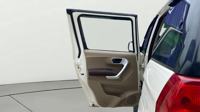 View Mahindra TUV300 Image 15 Used Mahindra TUV300 Image 15