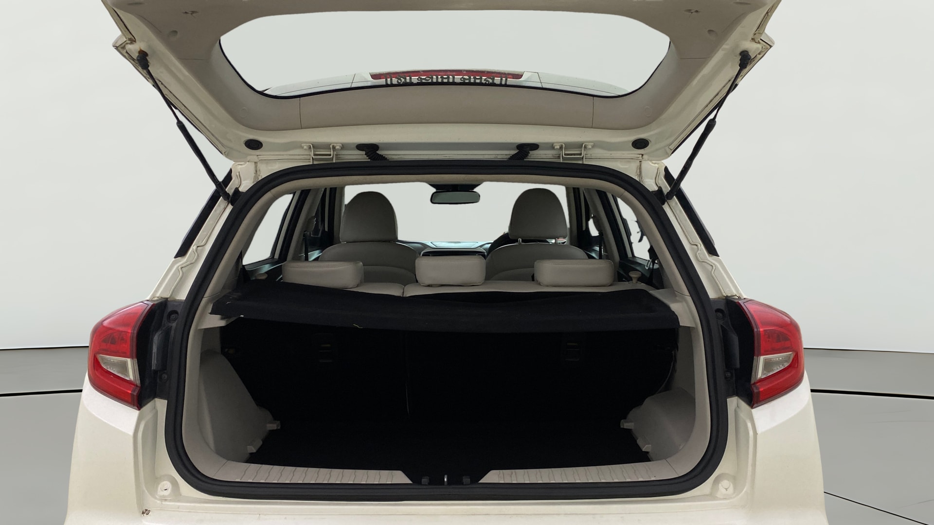 View 2021 Mahindra XUV300 W4 Petrol BS IV Image 38 Used 2021 Mahindra XUV300 W4 Petrol BS IV Image 38