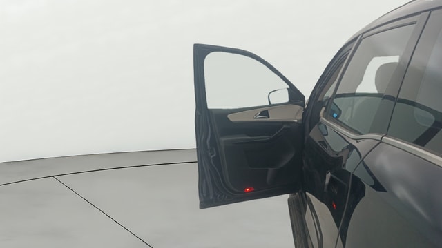 View Mahindra XUV700 Image 40 Used Mahindra XUV700 Image 40