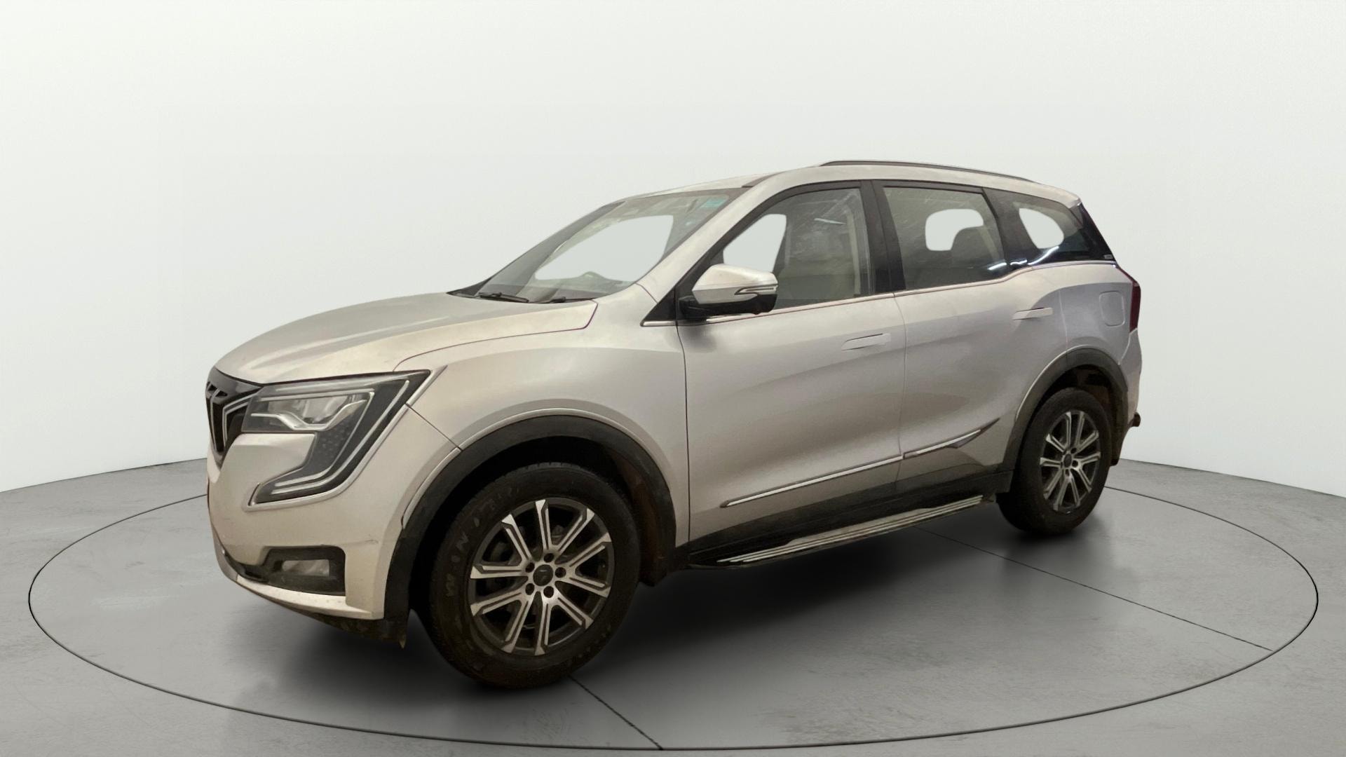 View 2022 Mahindra XUV700 MX Petrol 5 STR Image 23 Used 2022 Mahindra XUV700 MX Petrol 5 STR Image 23