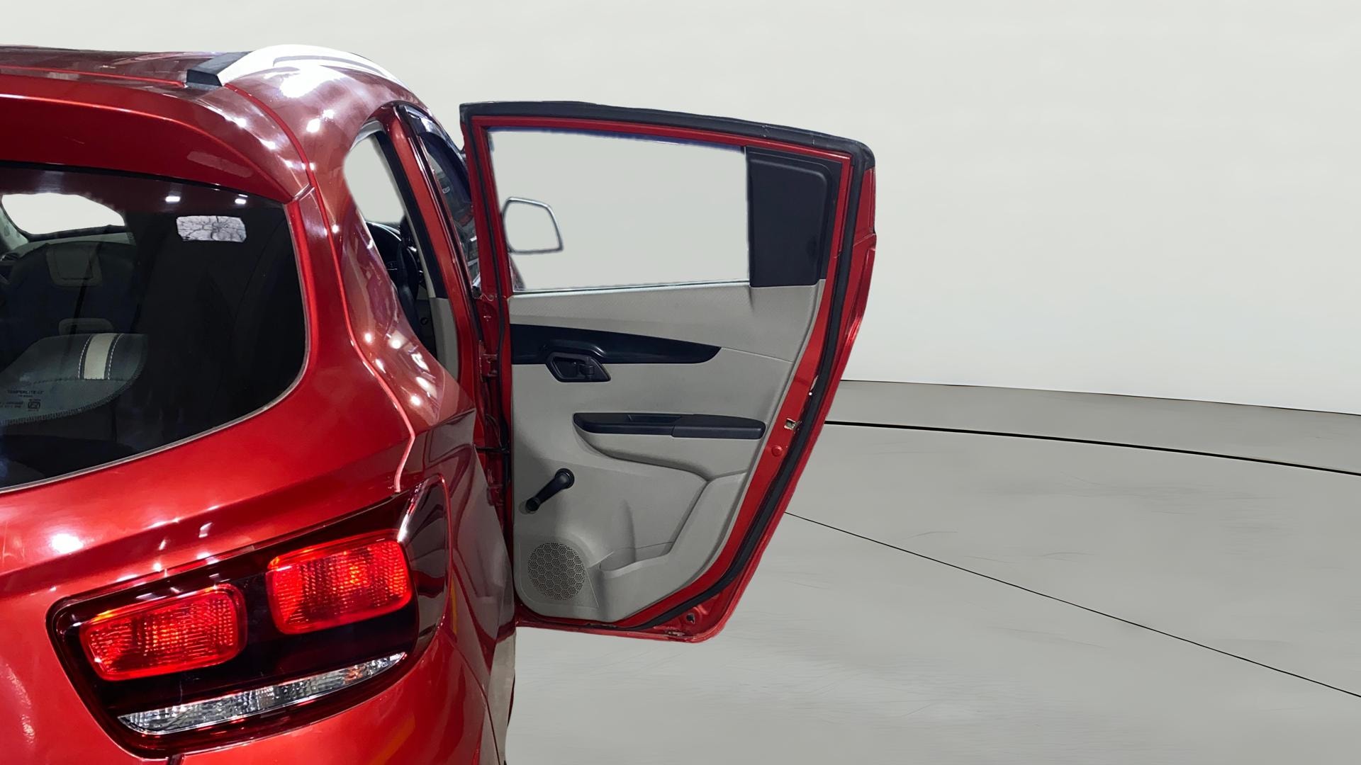 View 2017 Mahindra KUV100 K2 6 STR Image 7 Used 2017 Mahindra KUV100 K2 6 STR Image 7