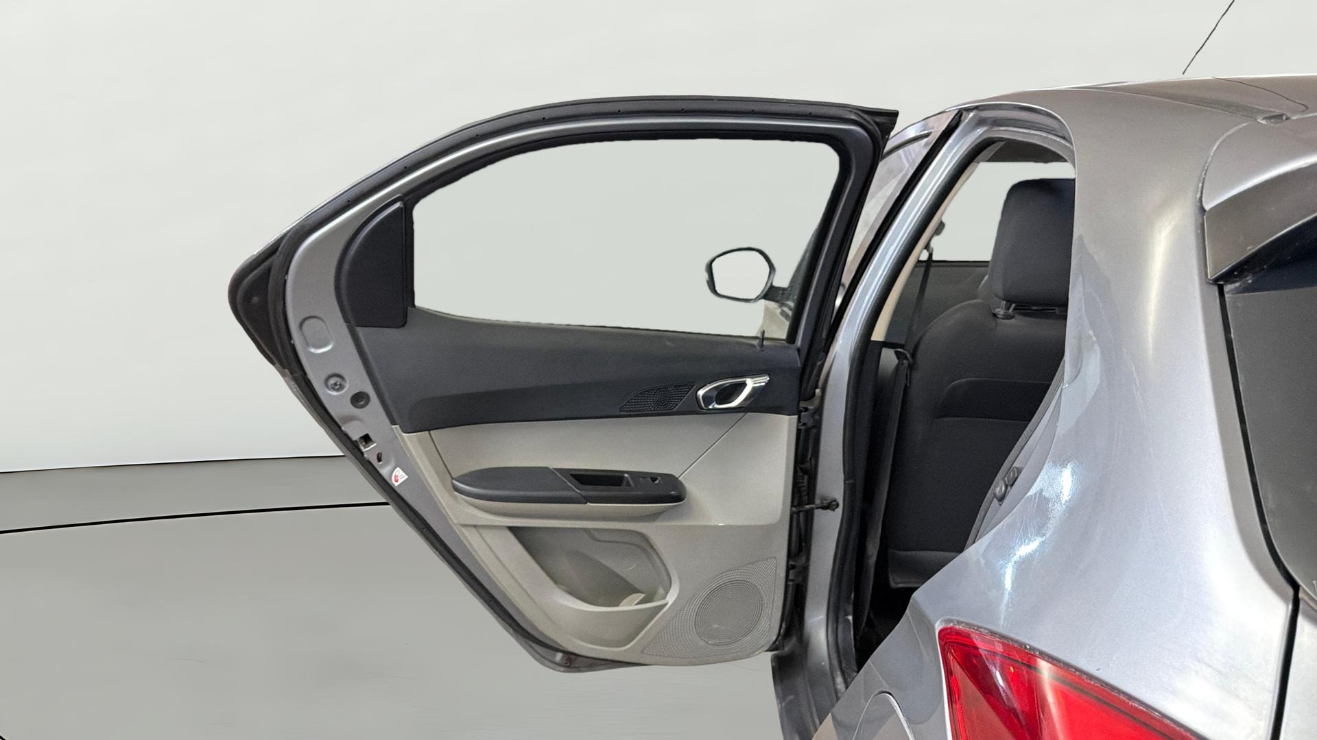 View 2018 Tata Tiago Revotorq XB Image 14 Used 2018 Tata Tiago Revotorq XB Image 14