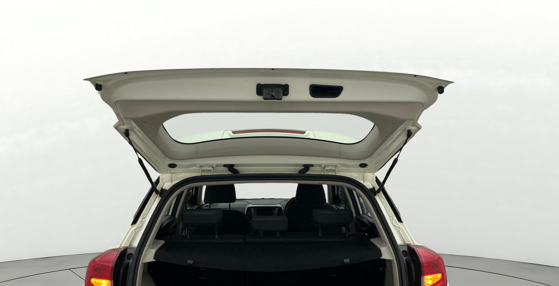 View 2019 Mahindra XUV300 W4 Petrol BS IV Image 16 Used 2019 Mahindra XUV300 W4 Petrol BS IV Image 16