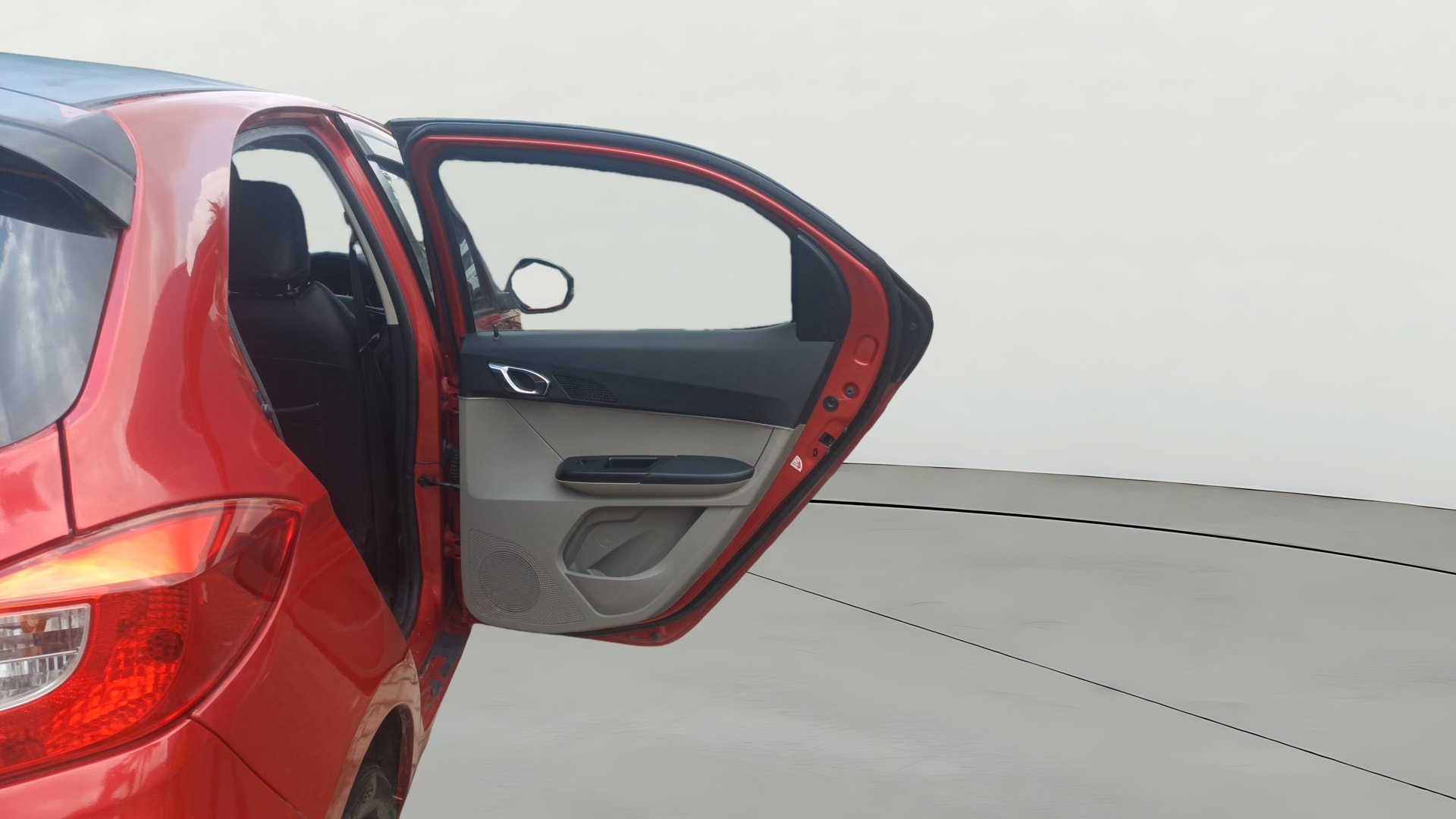 View 2018 Tata Tiago Revotorq XB Image 7 Used 2018 Tata Tiago Revotorq XB Image 7