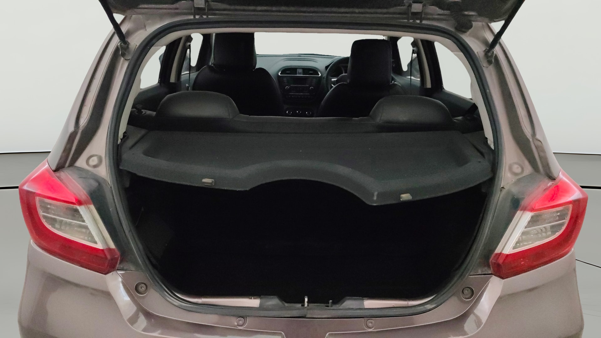 View 2018 Tata Tiago Revotorq XB Image 37 Used 2018 Tata Tiago Revotorq XB Image 37