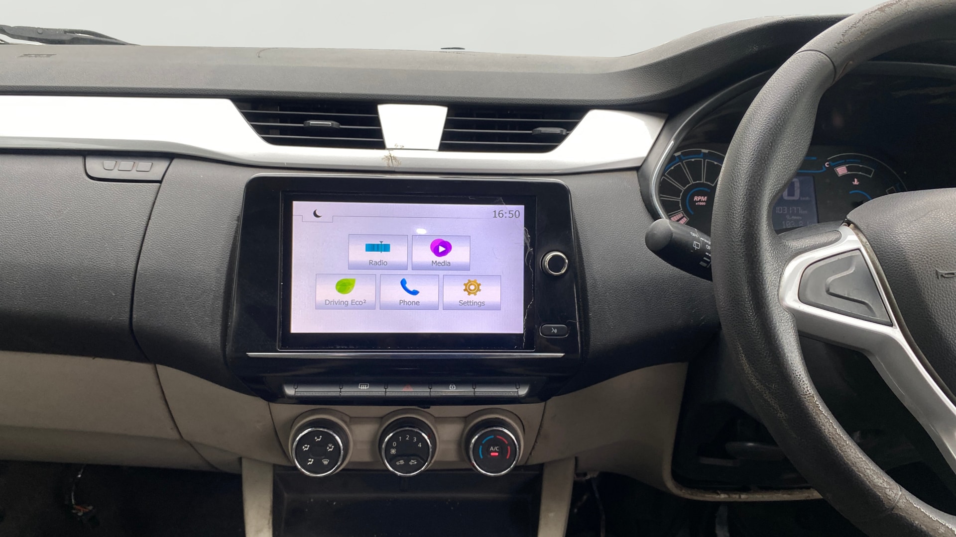 View 2020 Renault Triber RXZ Image 34 Used 2020 Renault Triber RXZ Image 34