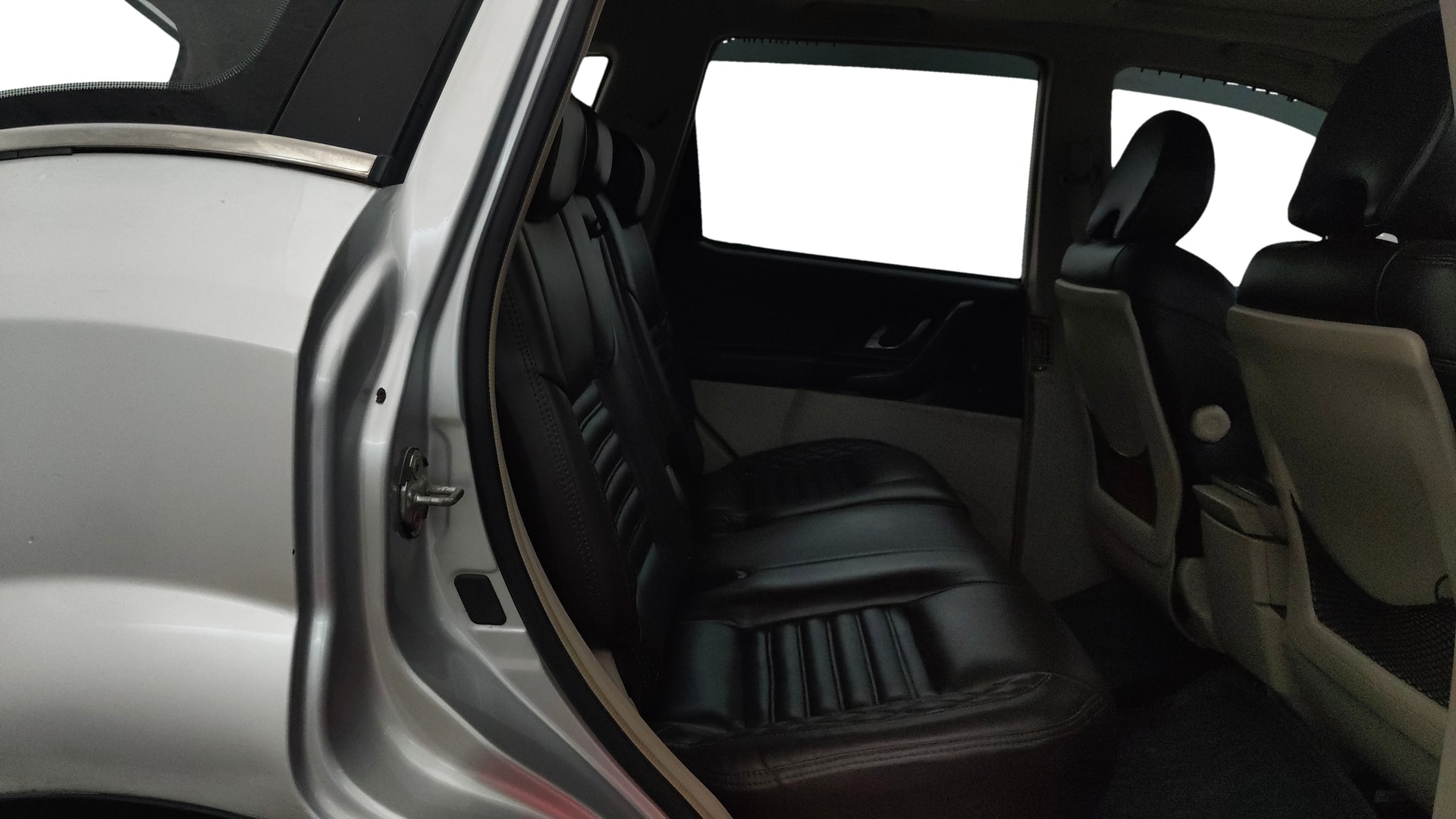View 2015 Mahindra XUV500 W10 FWD Image 38 Used 2015 Mahindra XUV500 W10 FWD Image 38