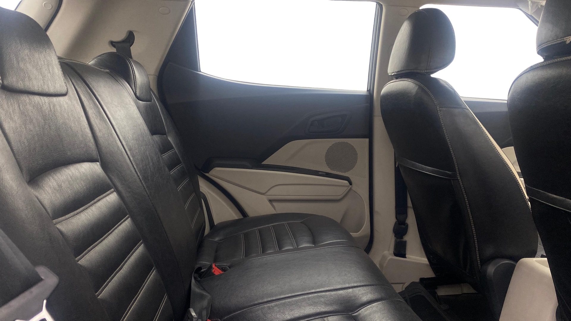 View 2023 Mahindra XUV300 W4 Petrol BS IV Image 28 Used 2023 Mahindra XUV300 W4 Petrol BS IV Image 28