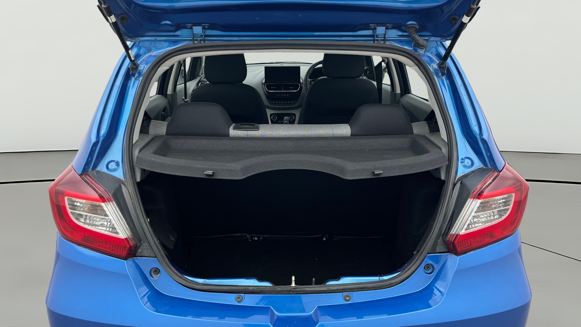 View 2025 Tata Tiago Revotorq XB Image 37 Used 2025 Tata Tiago Revotorq XB Image 37