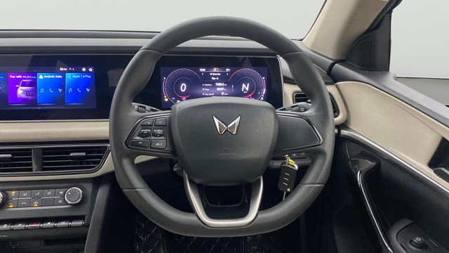 View Mahindra XUV700 Image 20 Used Mahindra XUV700 Image 20
