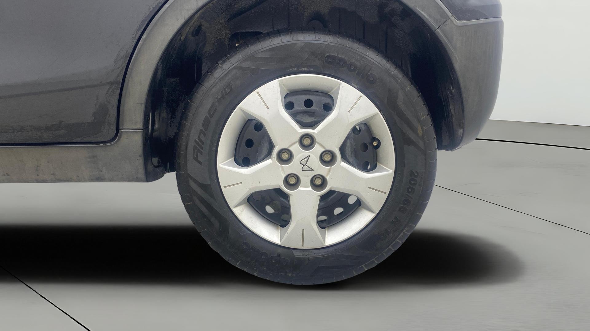 View 2023 Mahindra XUV300 W4 Petrol BS IV Image 11 Used 2023 Mahindra XUV300 W4 Petrol BS IV Image 11