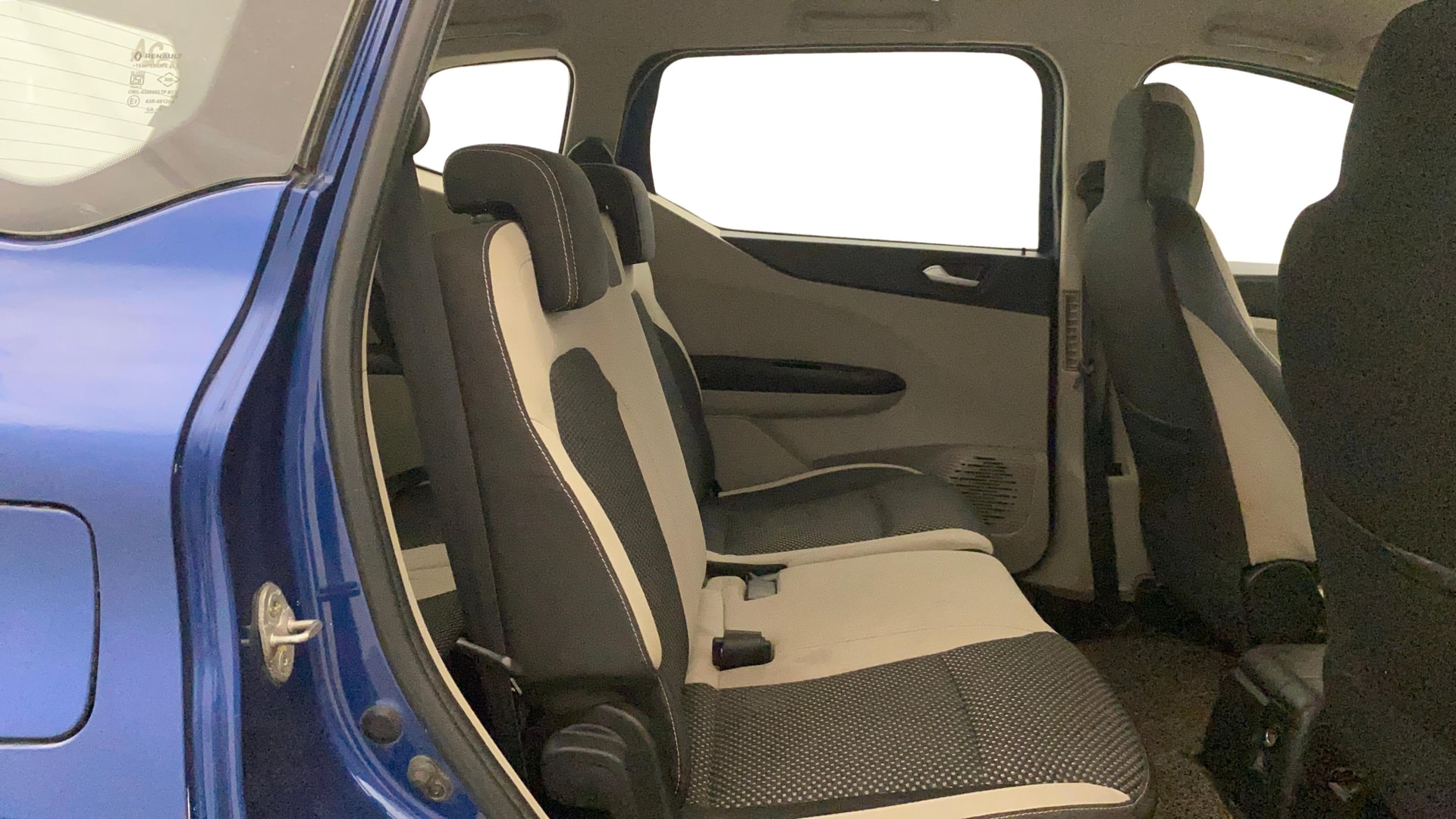 View 2020 Renault Triber RXZ Image 36 Used 2020 Renault Triber RXZ Image 36