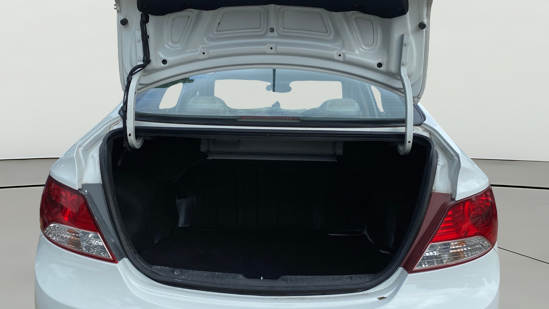 View 2014 Hyundai Fluidic Verna 1.6 VTVT SX Image 38 Used 2014 Hyundai Fluidic Verna 1.6 VTVT SX Image 38