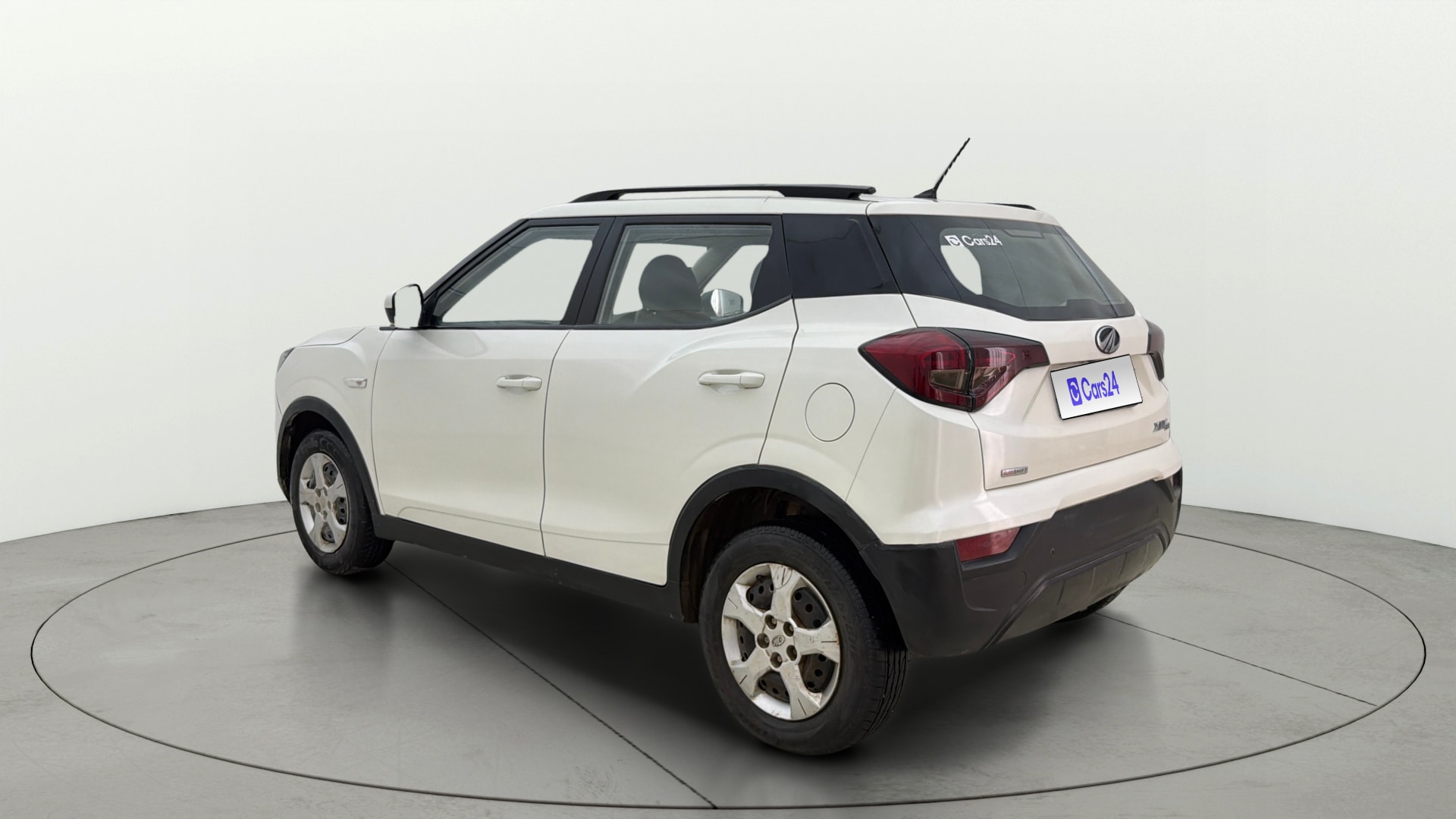 View 2022 Mahindra XUV300 W4 Petrol BS IV Image 2 Used 2022 Mahindra XUV300 W4 Petrol BS IV Image 2
