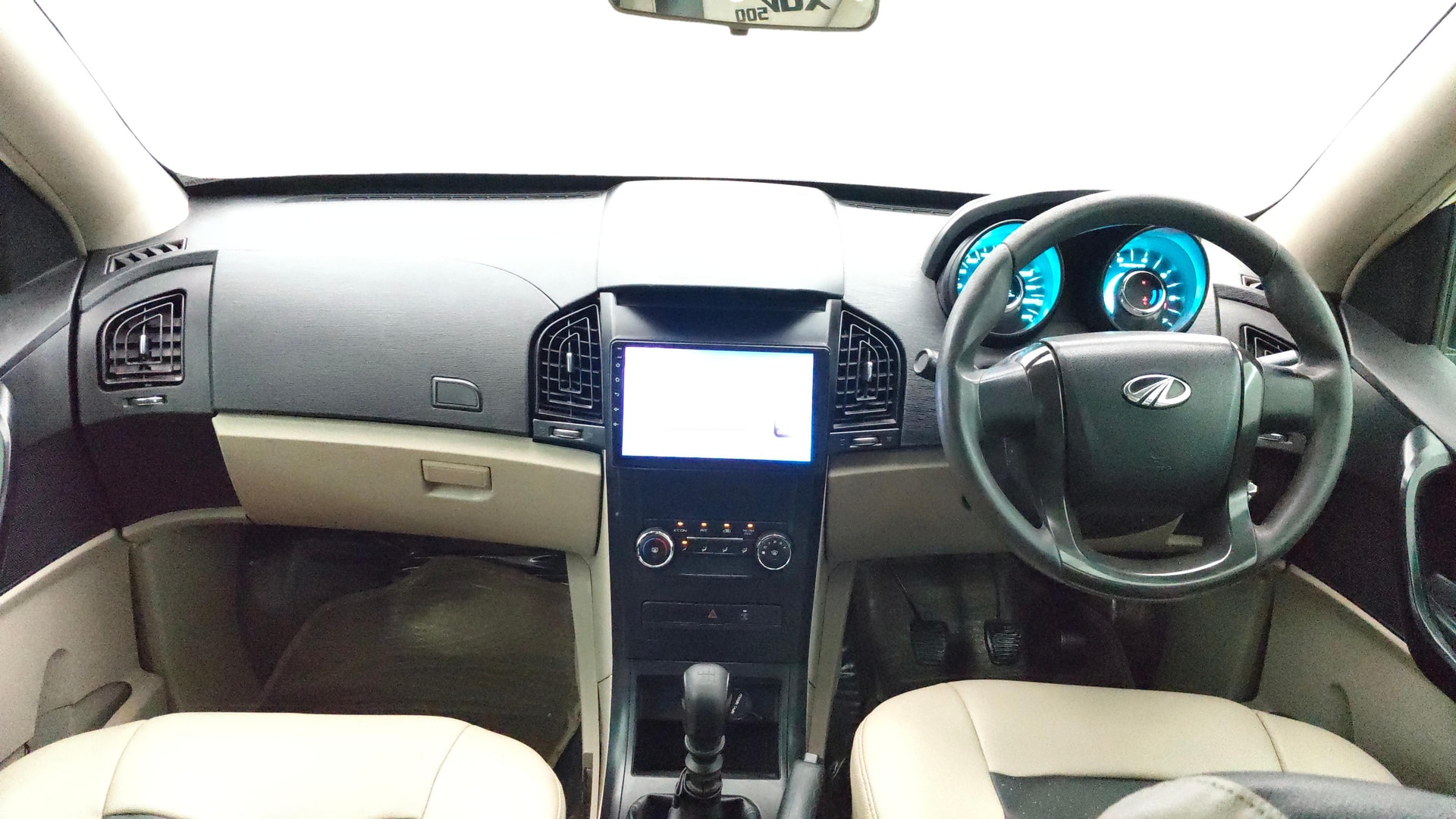 View 2016 Mahindra XUV500 W4 FWD Image 16 Used 2016 Mahindra XUV500 W4 FWD Image 16