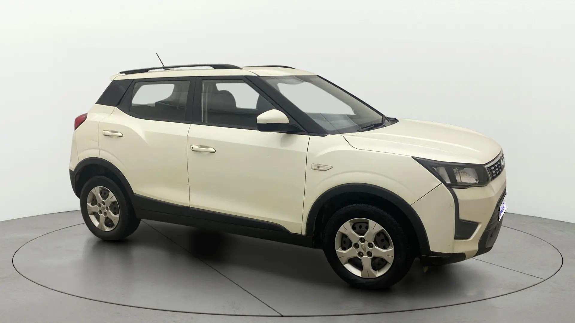 View 2019 Mahindra XUV300 W4 Petrol BS IV Image 13 Used 2019 Mahindra XUV300 W4 Petrol BS IV Image 13