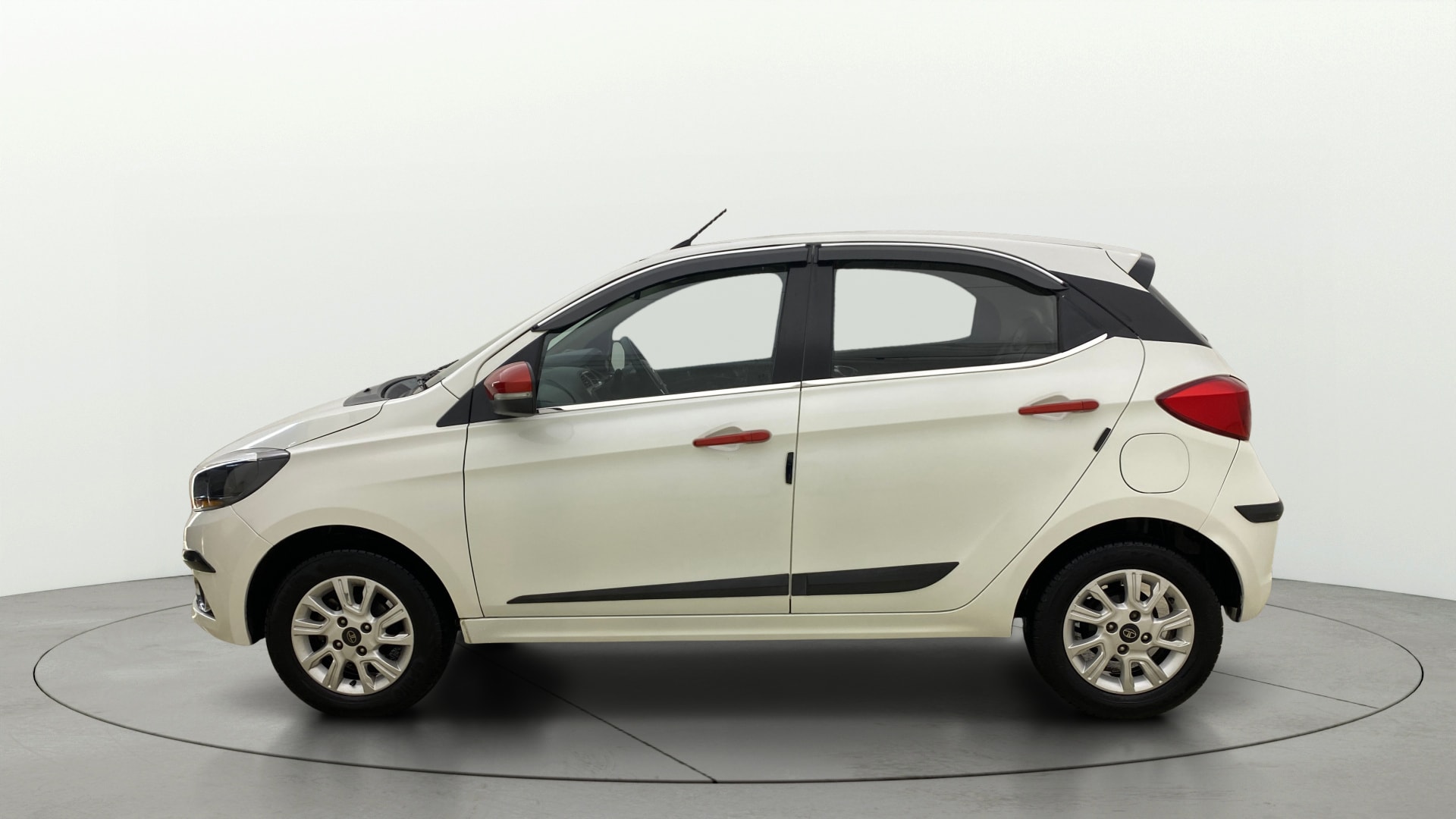 View 2017 Tata Tiago Revotorq XB Image 5 Used 2017 Tata Tiago Revotorq XB Image 5