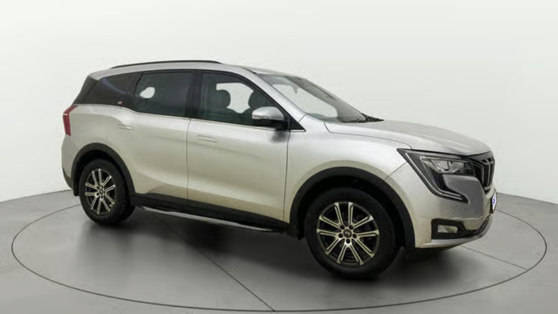 View 2021 Mahindra XUV700 MX Petrol 5 STR Image 15 Used 2021 Mahindra XUV700 MX Petrol 5 STR Image 15