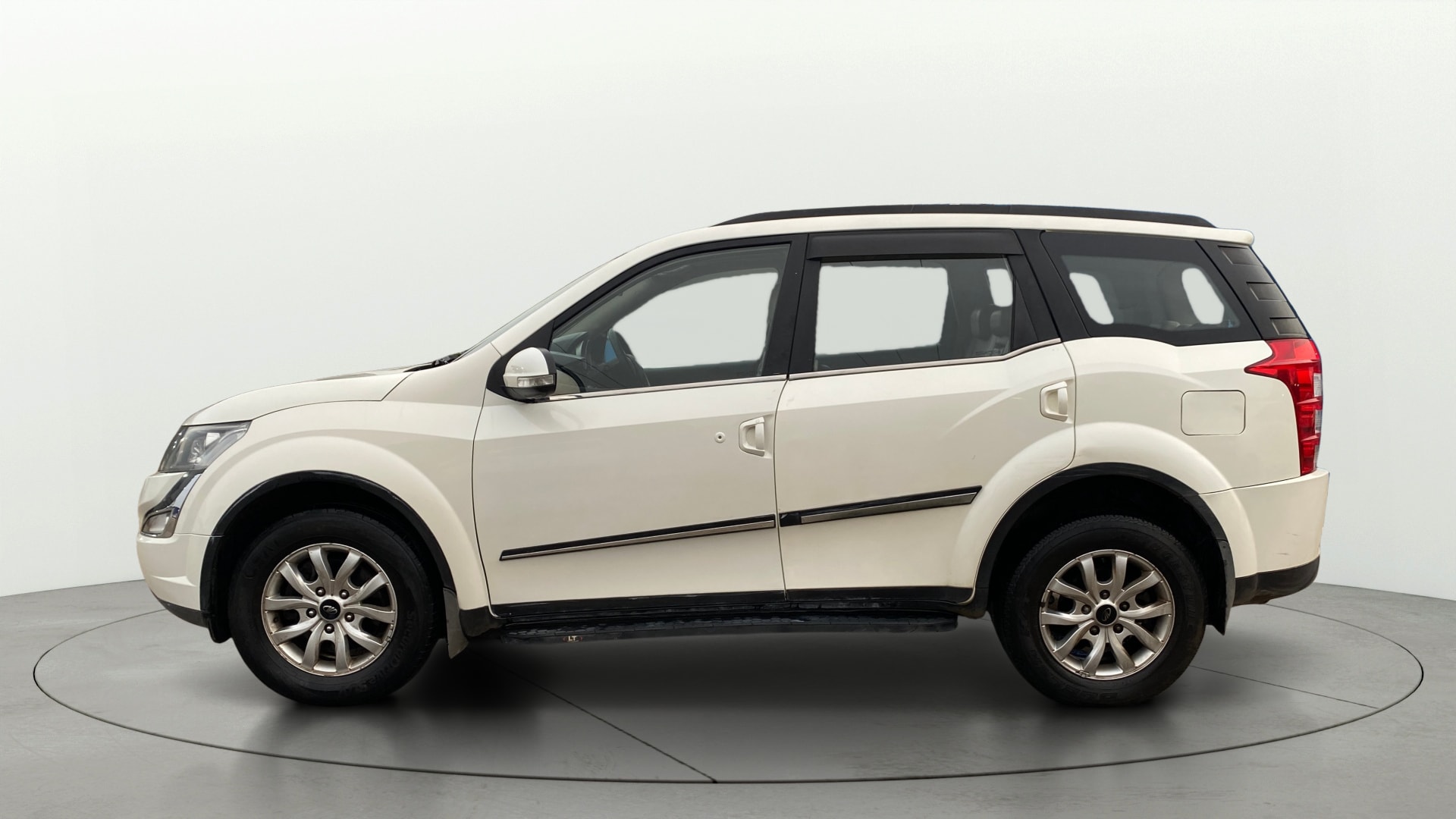 View 2018 Mahindra XUV500 W10 FWD Image 6 Used 2018 Mahindra XUV500 W10 FWD Image 6