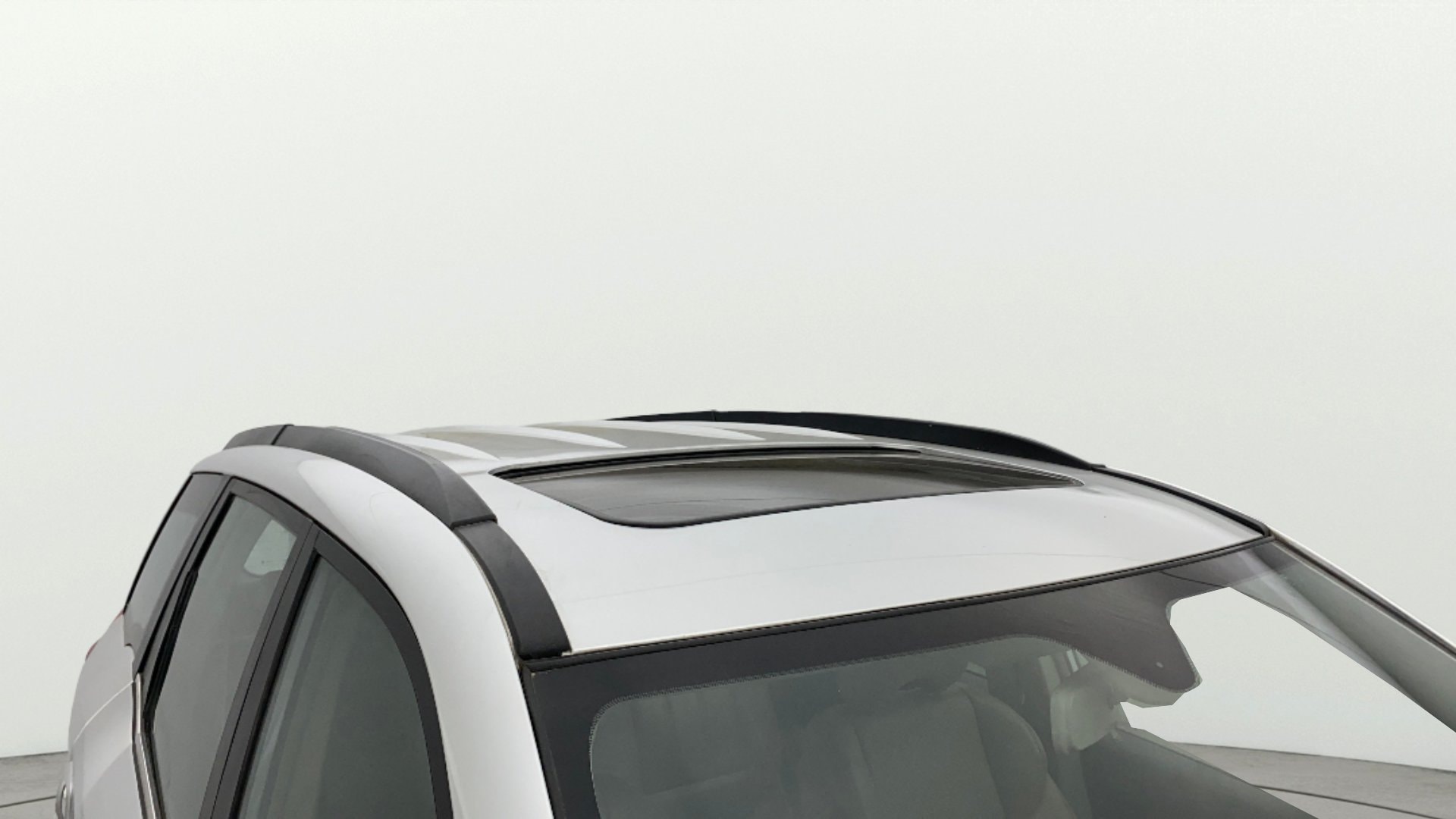 View 2016 Mahindra XUV500 W10 1.99-Litre Image 5 Used 2016 Mahindra XUV500 W10 1.99-Litre Image 5